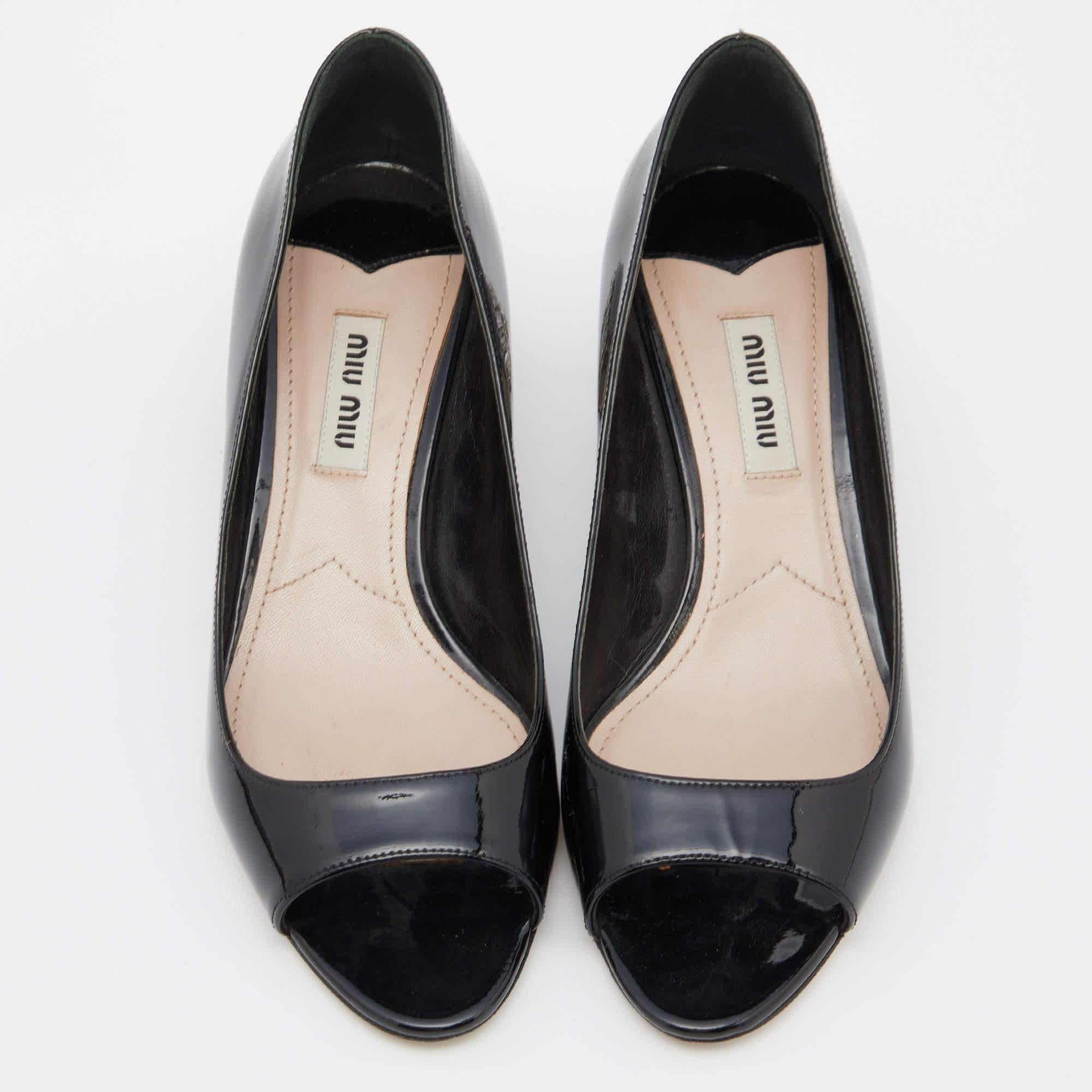Miu Miu Bombas con tacón en punta de charol y cristal con adornos Tamaño 35.5 Negro en venta