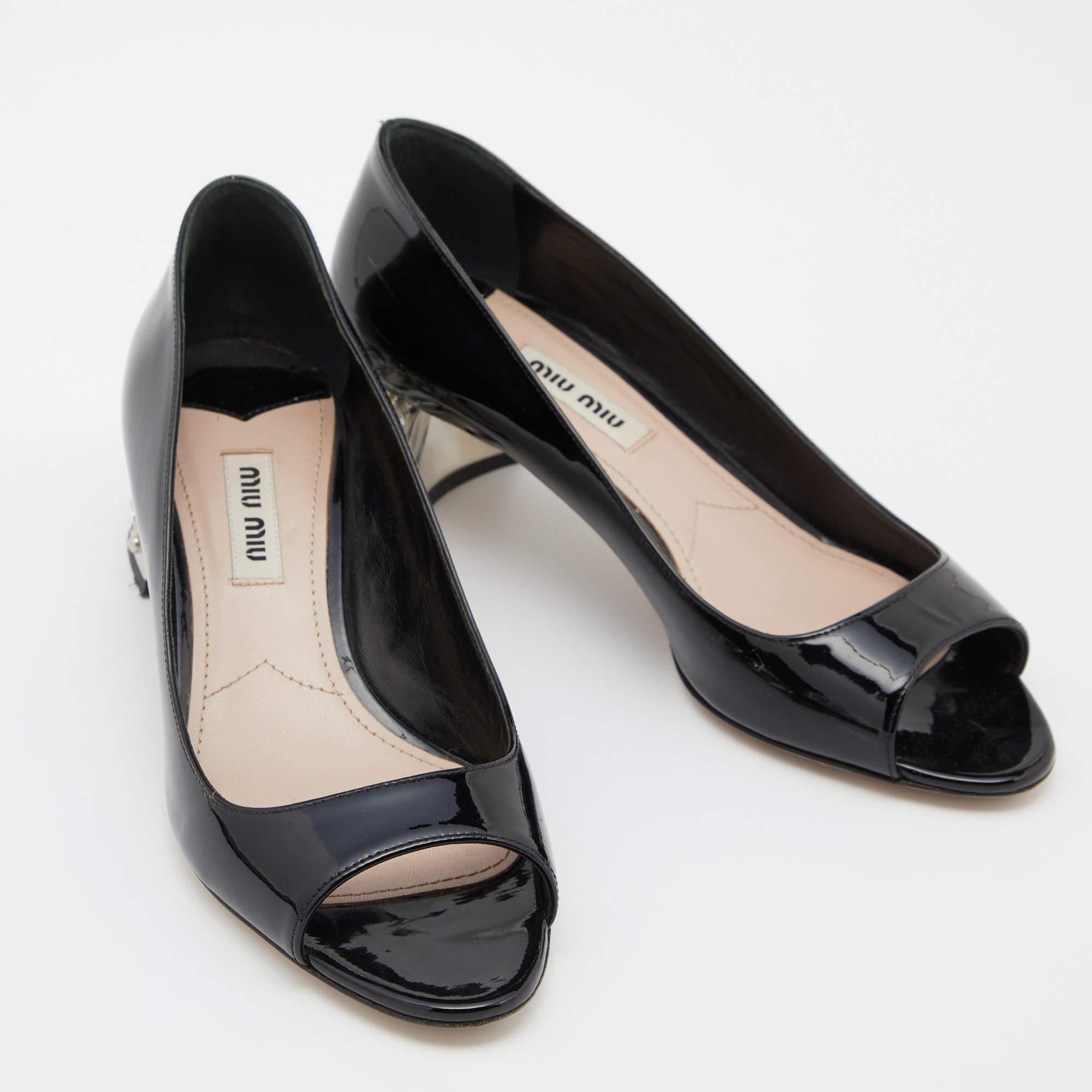 Miu Miu Bombas con tacón en punta de charol y cristal con adornos Tamaño 35.5 en Bueno estado para la venta en Dubai, Al Qouz 2