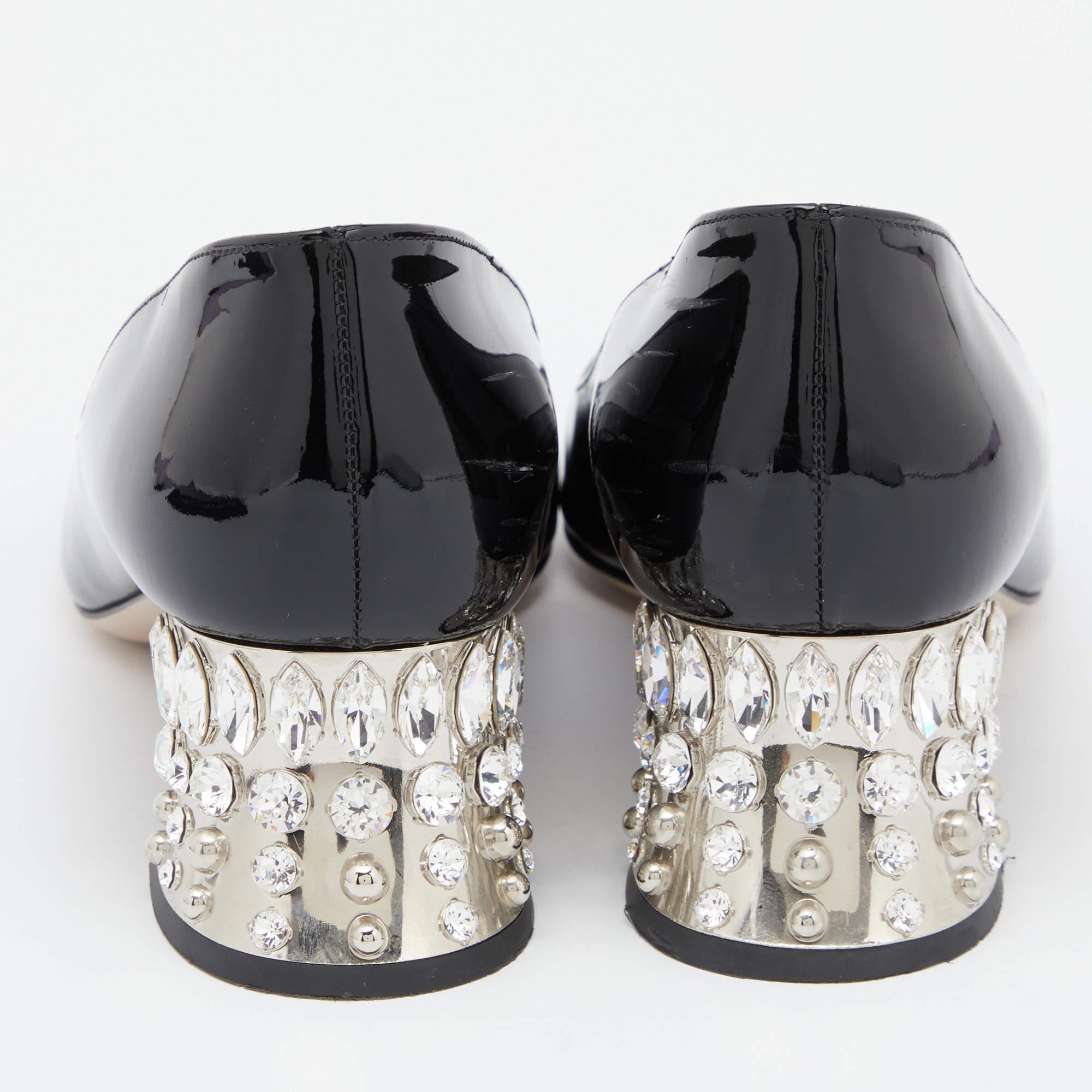 De las mujeres Miu Miu Bombas con tacón en punta de charol y cristal con adornos Tamaño 35.5 en venta