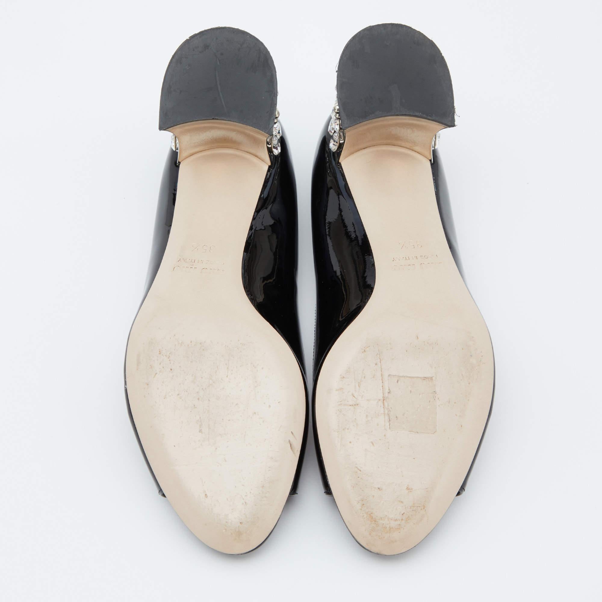 Miu Miu Bombas con tacón en punta de charol y cristal con adornos Tamaño 35.5 en venta 1