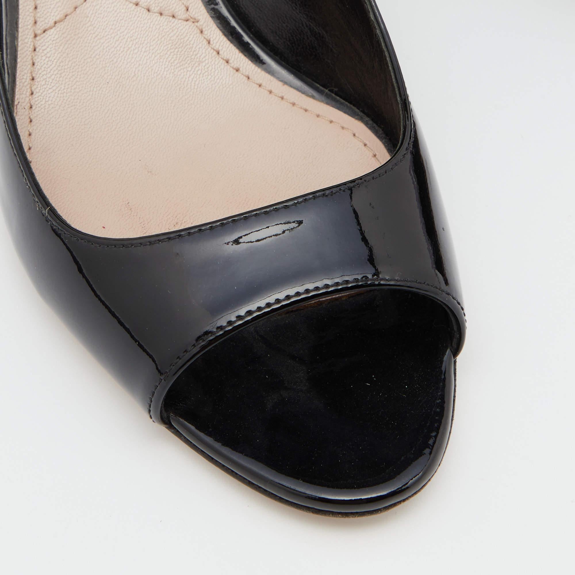 Miu Miu Bombas con tacón en punta de charol y cristal con adornos Tamaño 35.5 en venta 2