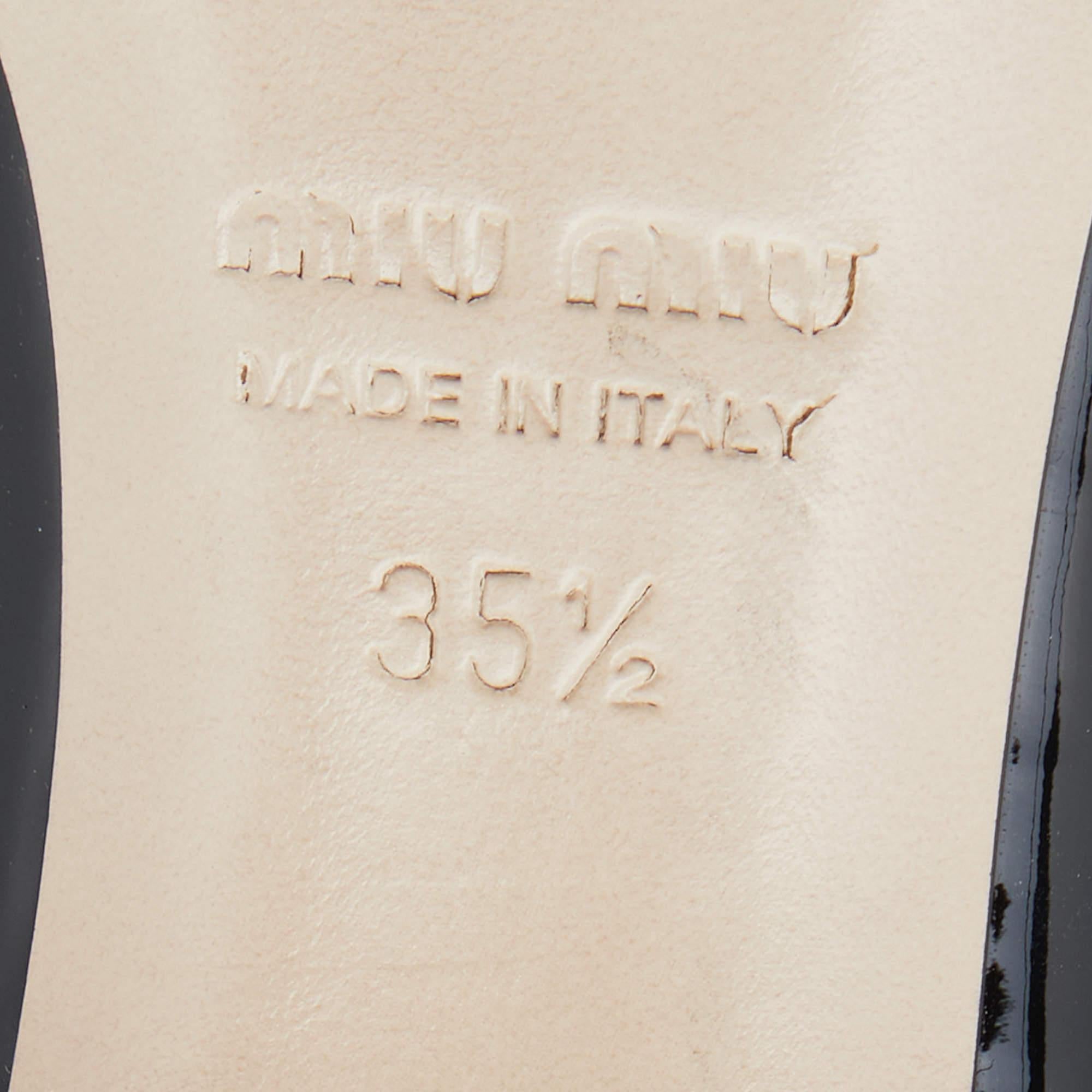 Miu Miu Bombas con tacón en punta de charol y cristal con adornos Tamaño 35.5 en venta 3
