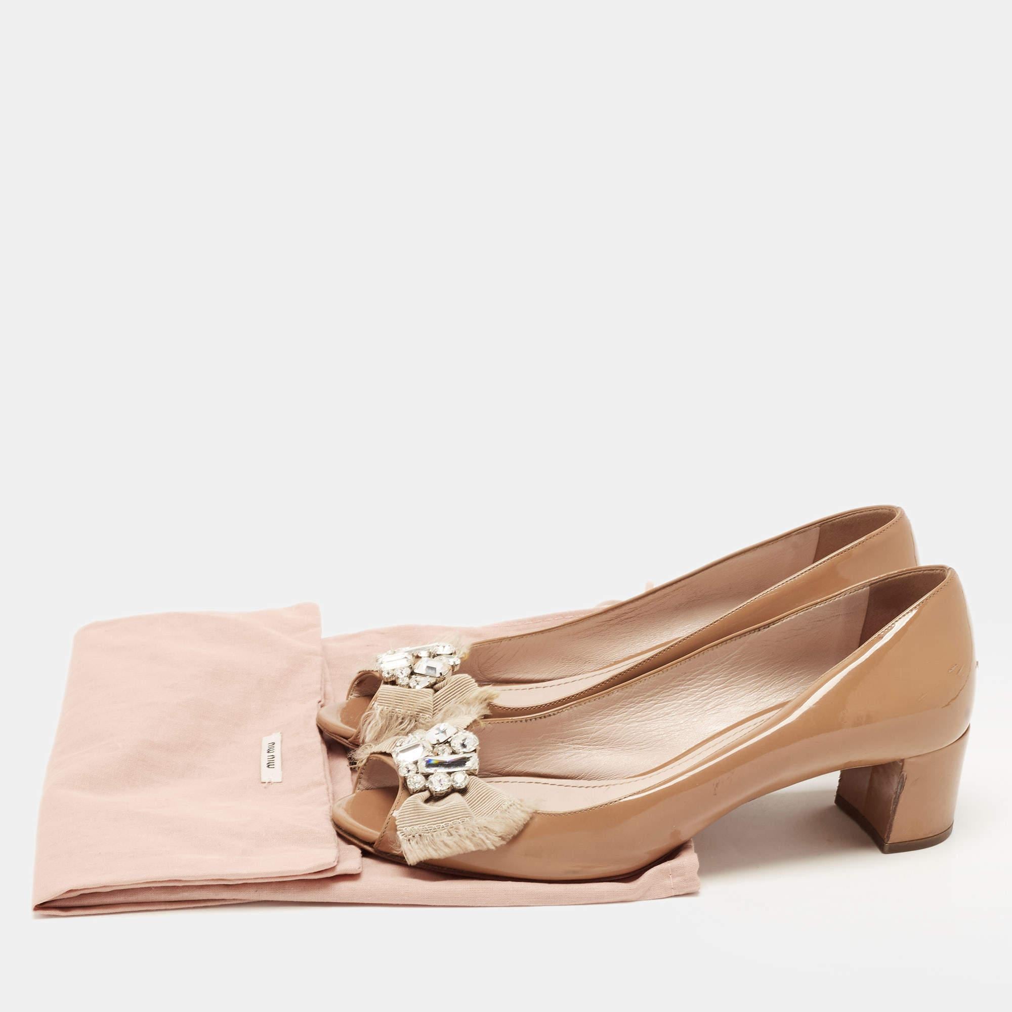 Miu Miu Bombas de charol con adornos de cristal y tacón en punta tamaño 36.5 4