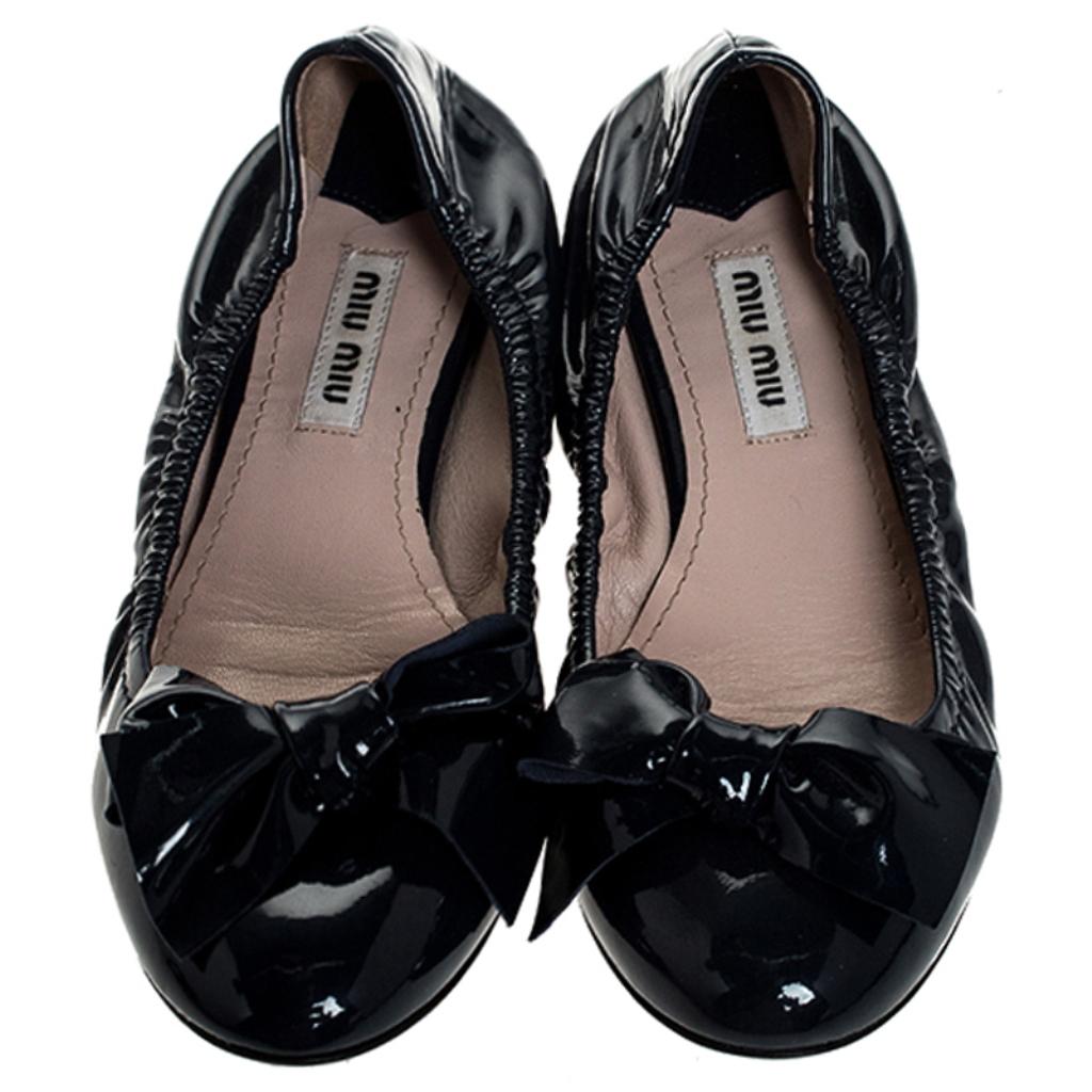 Fashioned by Miu Miu, these ballet flats are for fashionable souls like you. Constructed using patent leather, they feature round toes, bow details and heels embellished with crystals. The classic blue shade gives them the extra touch of