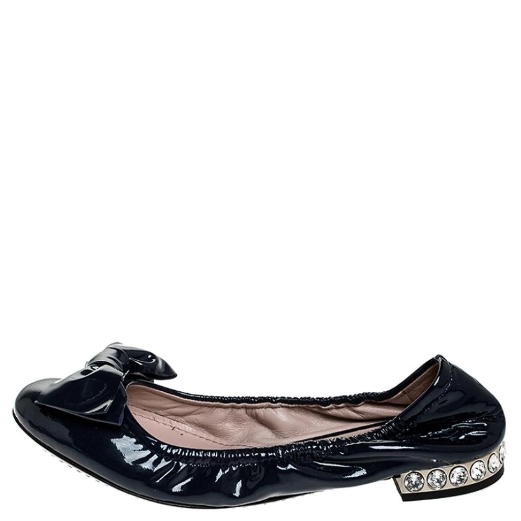 Miu Miu Patent Leather Detail Crystal Embellished Heel Scrunch Ballet Flats 35 In Good Condition In Dubai, Al Qouz 2