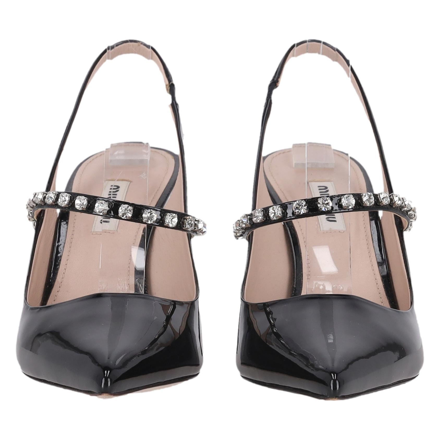 Miu Miu Lackleder Slingback Pumps mit Kristallriemen

Schwarze Absätze aus glänzendem Lackleder mit einem kristallbesetzten Riemchendetail am Fuß.

Mit Slingback-Design, spitzer Zehenpartie und hohem Stilettoabsatz.

Preis ca. £1,000

Größe -