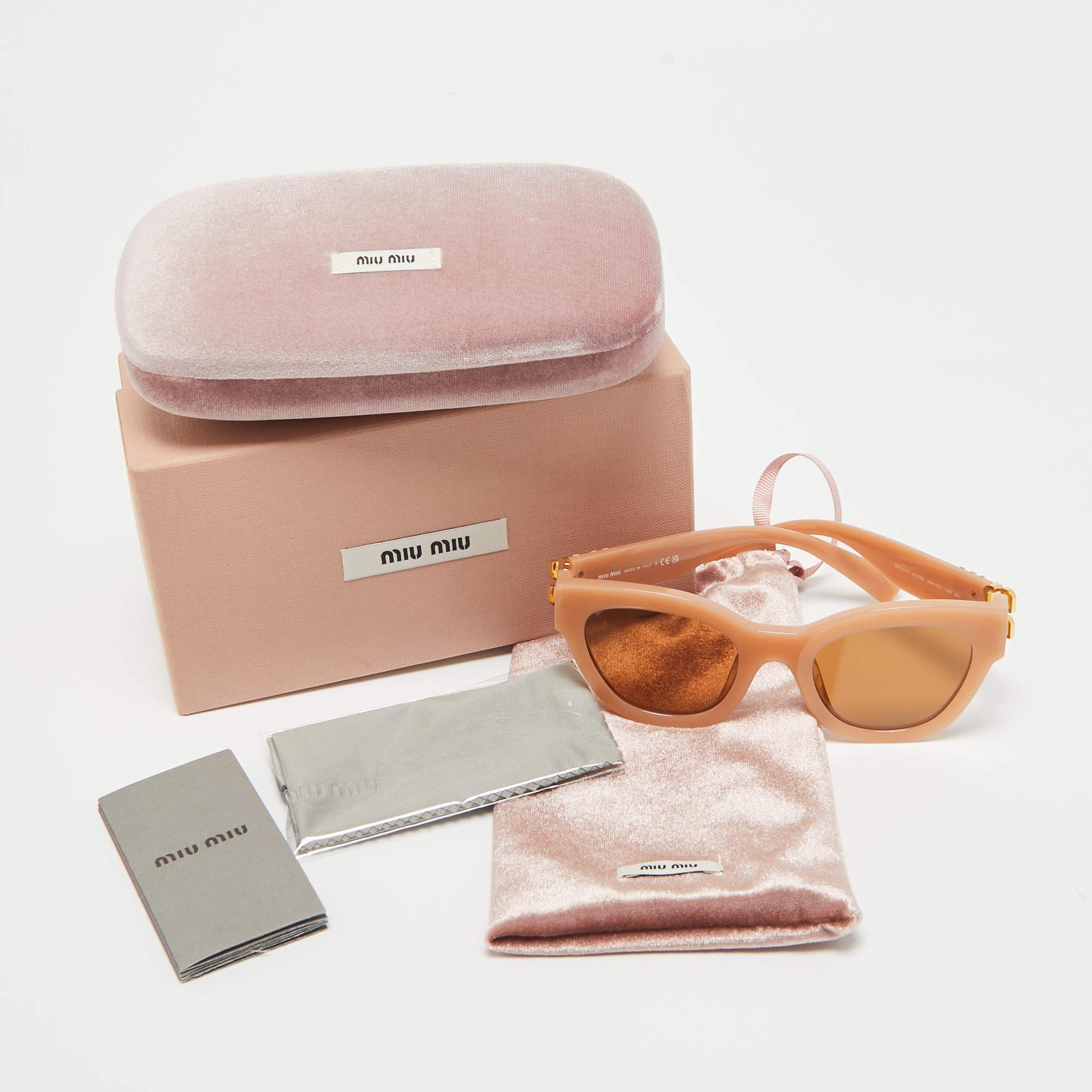 Miu Miu Peach SMU 01Y Logo Cat Eye Sunglasses In Excellent Condition In Dubai, Al Qouz 2