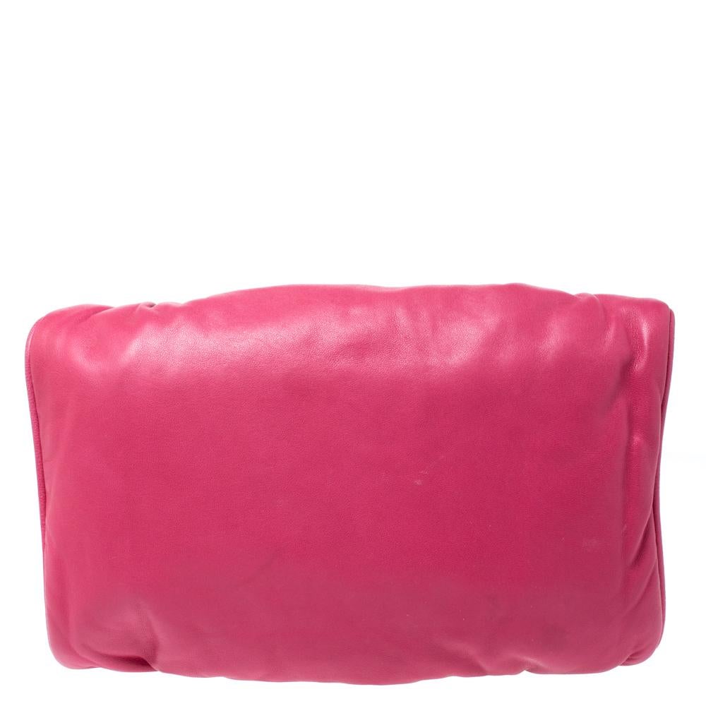 This luxurious clutch by Miu Miu is a must-have. Crafted from Nappa leather, it comes in a lovely shade of pink. It is stylish and has a lovely silhouette with a gold frame. The clutch opens to reveal a satin-lined interior that carries the brand