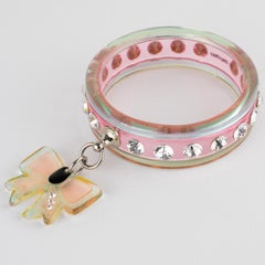 Miu Miu - Bracelet en acrylique rose et bleu avec breloque en forme de nœud