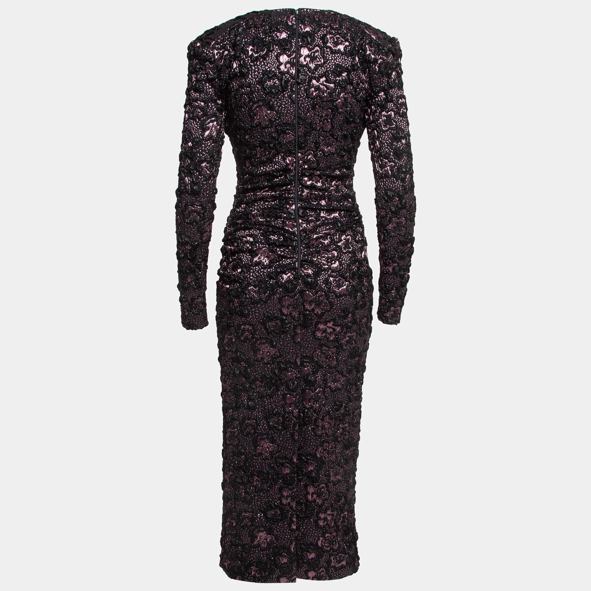 Entra in un'eleganza senza tempo con questo abito di Miu Miu. Realizzato con cura meticolosa, incarna grazia e raffinatezza ed è la scelta perfetta per chi cerca un'aggiunta al proprio guardaroba.