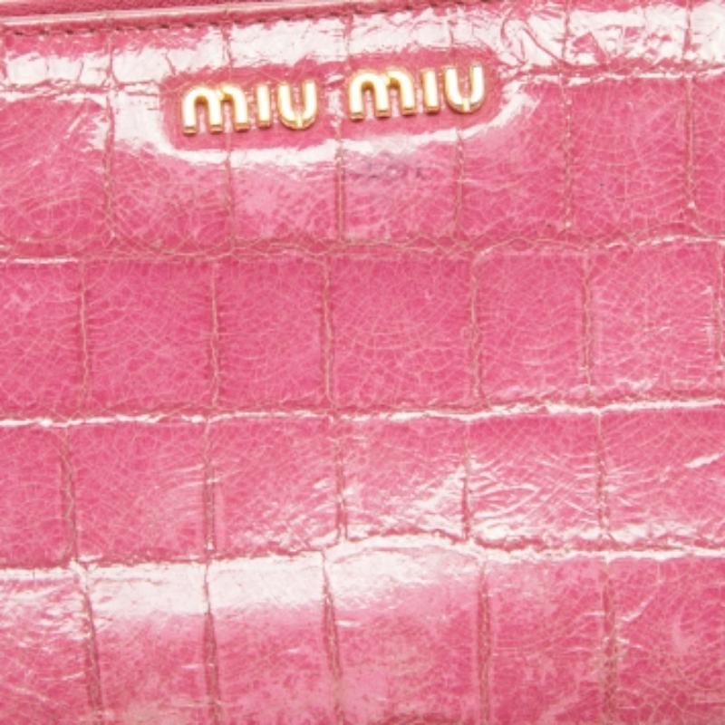 Miu Miu Pink Croc Effect Patent Leather Continental Zip Wallet In Fair Condition For Sale In Dubai, Al Qouz 2