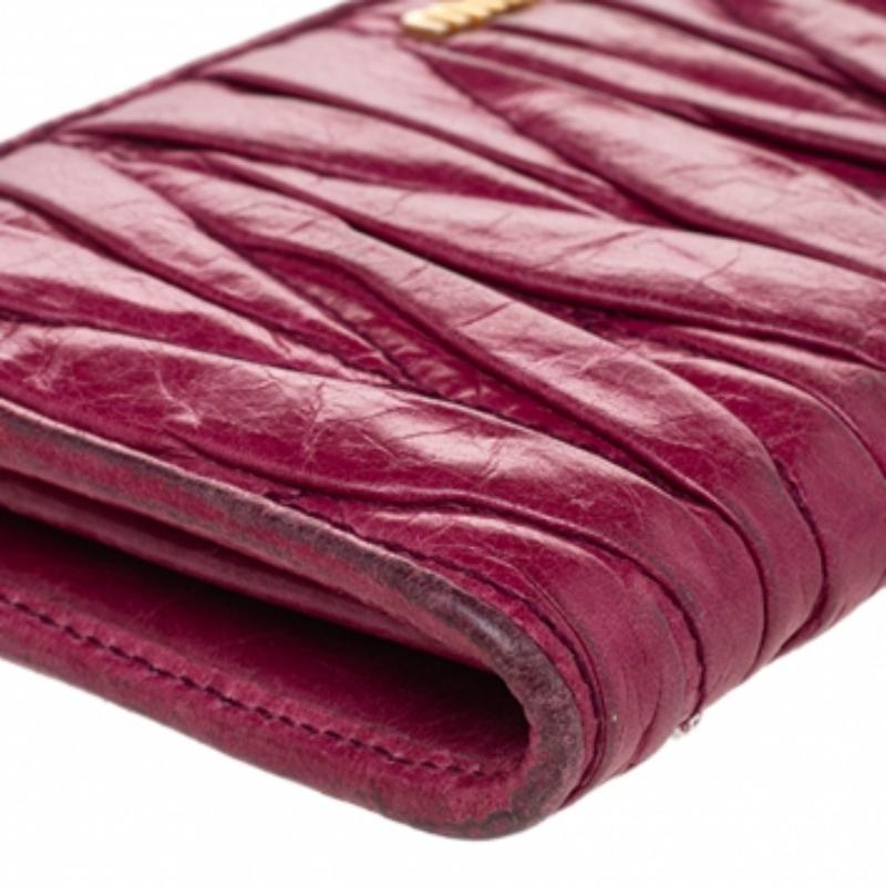 Dieses Portemonnaie von Miu Miu ist aus hochwertigem Matelassé-Leder genäht und zeichnet sich durch Widerstandsfähigkeit und Langlebigkeit aus. Das luxuriöse und kompakte Portemonnaie ist innen mit Leder ausgekleidet und verfügt über goldfarbene