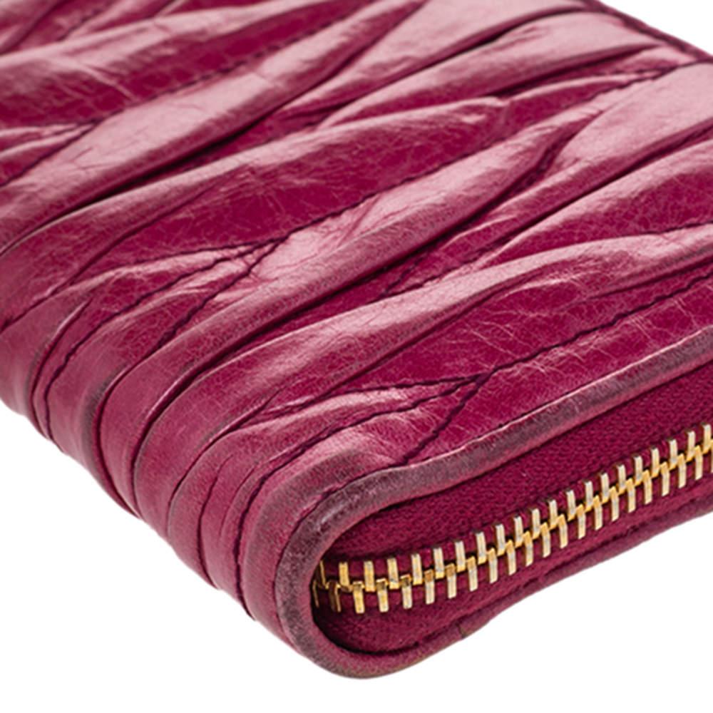 Miu Miu Portafoglio con zip in pelle matelassé rosa 4