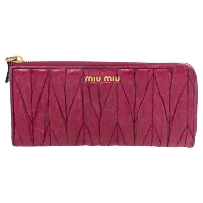 Miu Miu Cartera con cremallera de piel matelassé rosa