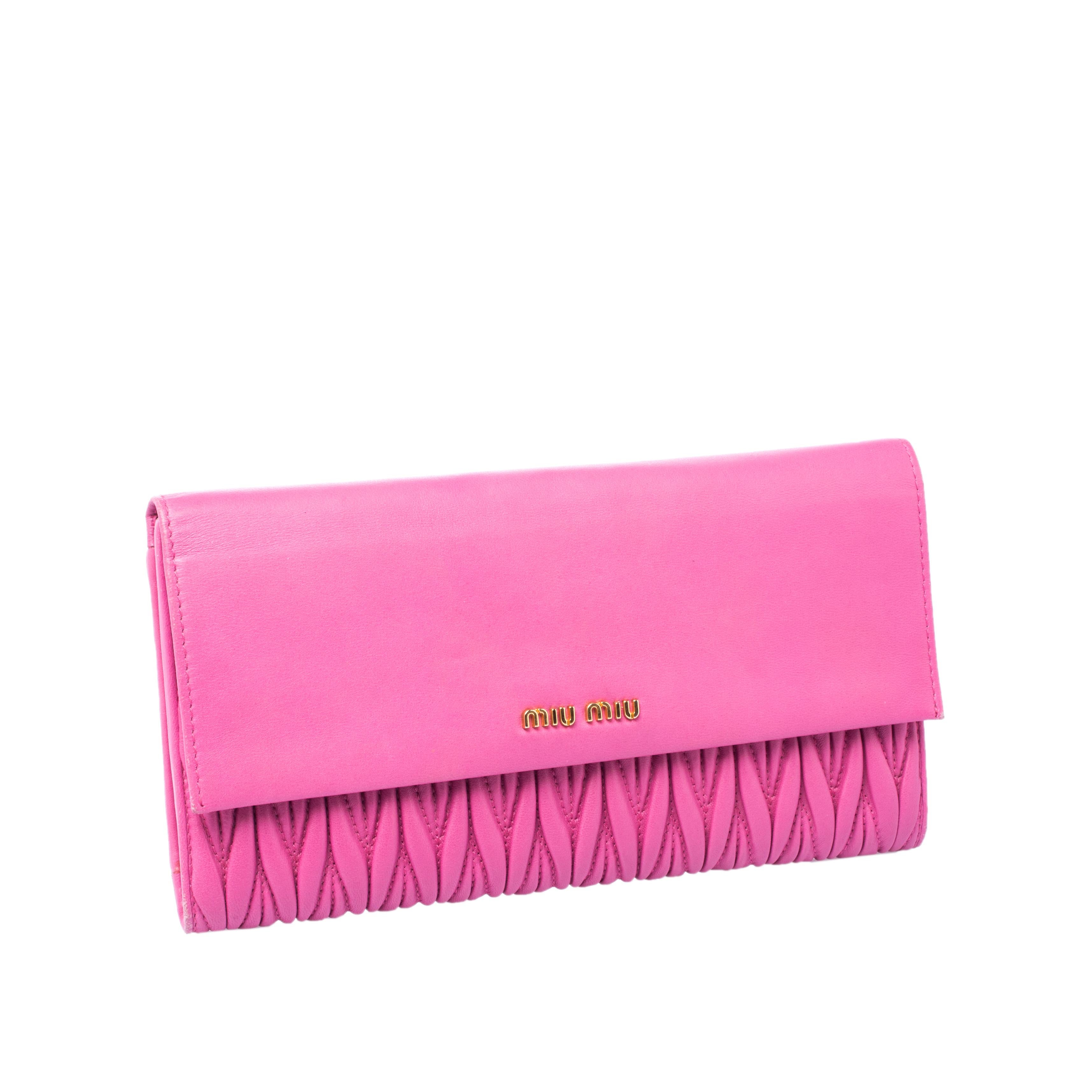 Miu Miu Pink Matelasse Leather Flap Clutch In Excellent Condition In Dubai, Al Qouz 2