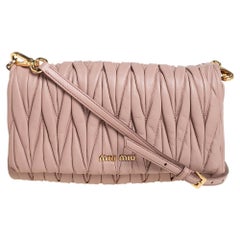 Bolso cruzado con solapa de piel matelassé rosa de Miu Miu