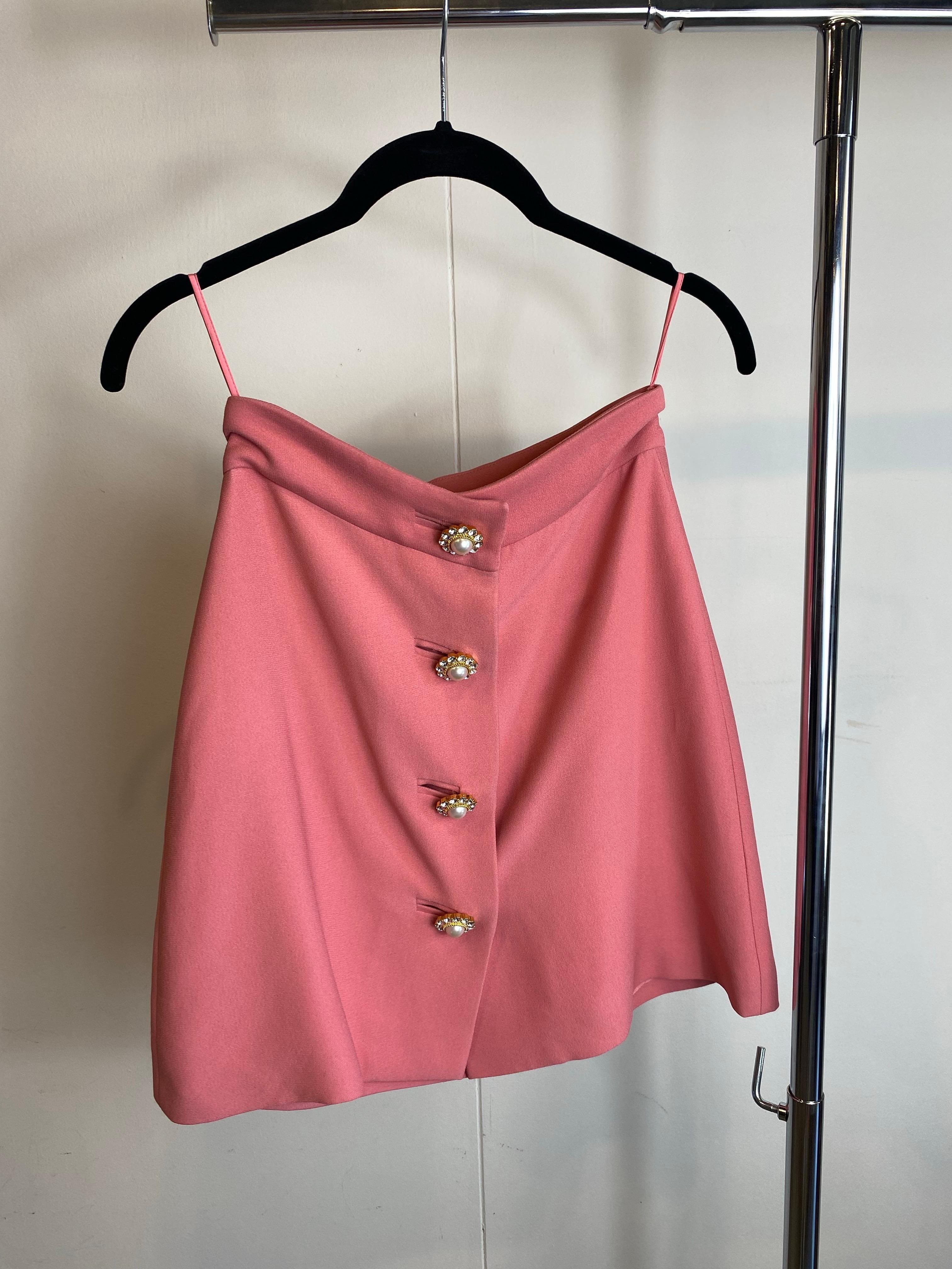 Minijupe rose Miu Miu avec boutons en forme de fleurs.
Taille 38 IT.
Fabrice 100% viscose.
Doublure 100% polyester.
Taille 32 cm.
Longueur : 45 cm.
Excellent état.