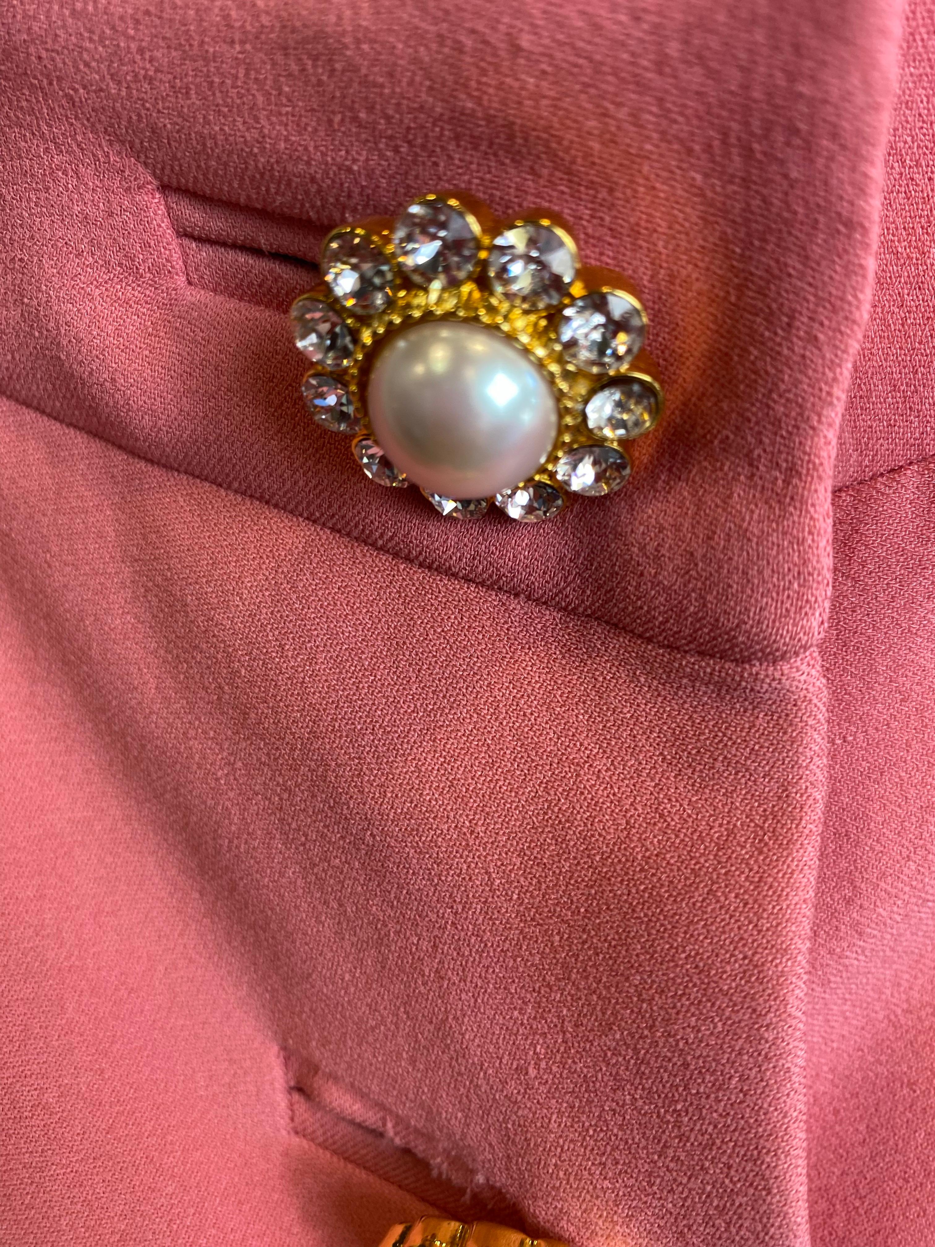 Rose Minijupe rose Miu Miu avec boutons en forme de fleurs. en vente