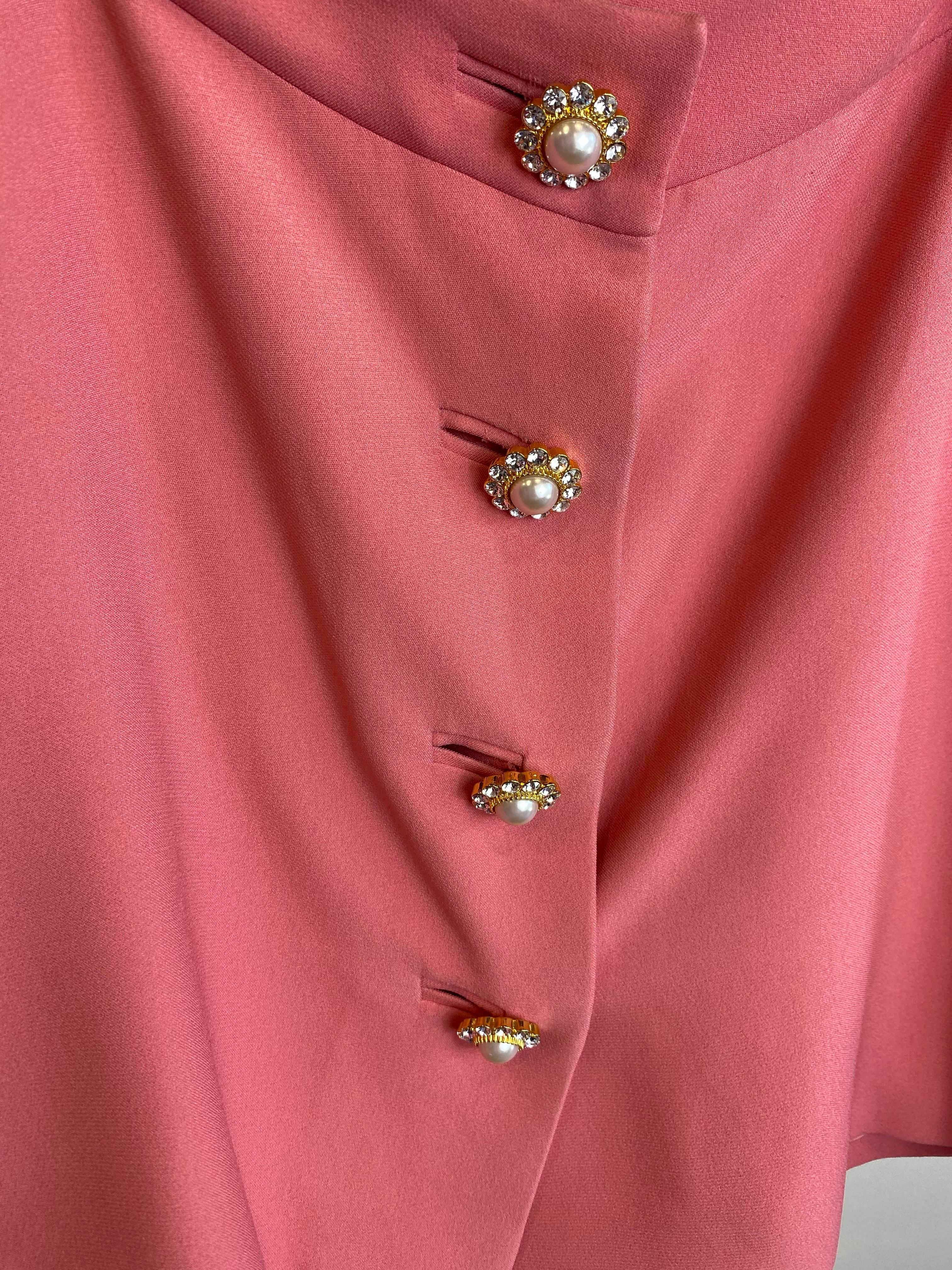 Minijupe rose Miu Miu avec boutons en forme de fleurs. Excellent état - En vente à Carnate, IT