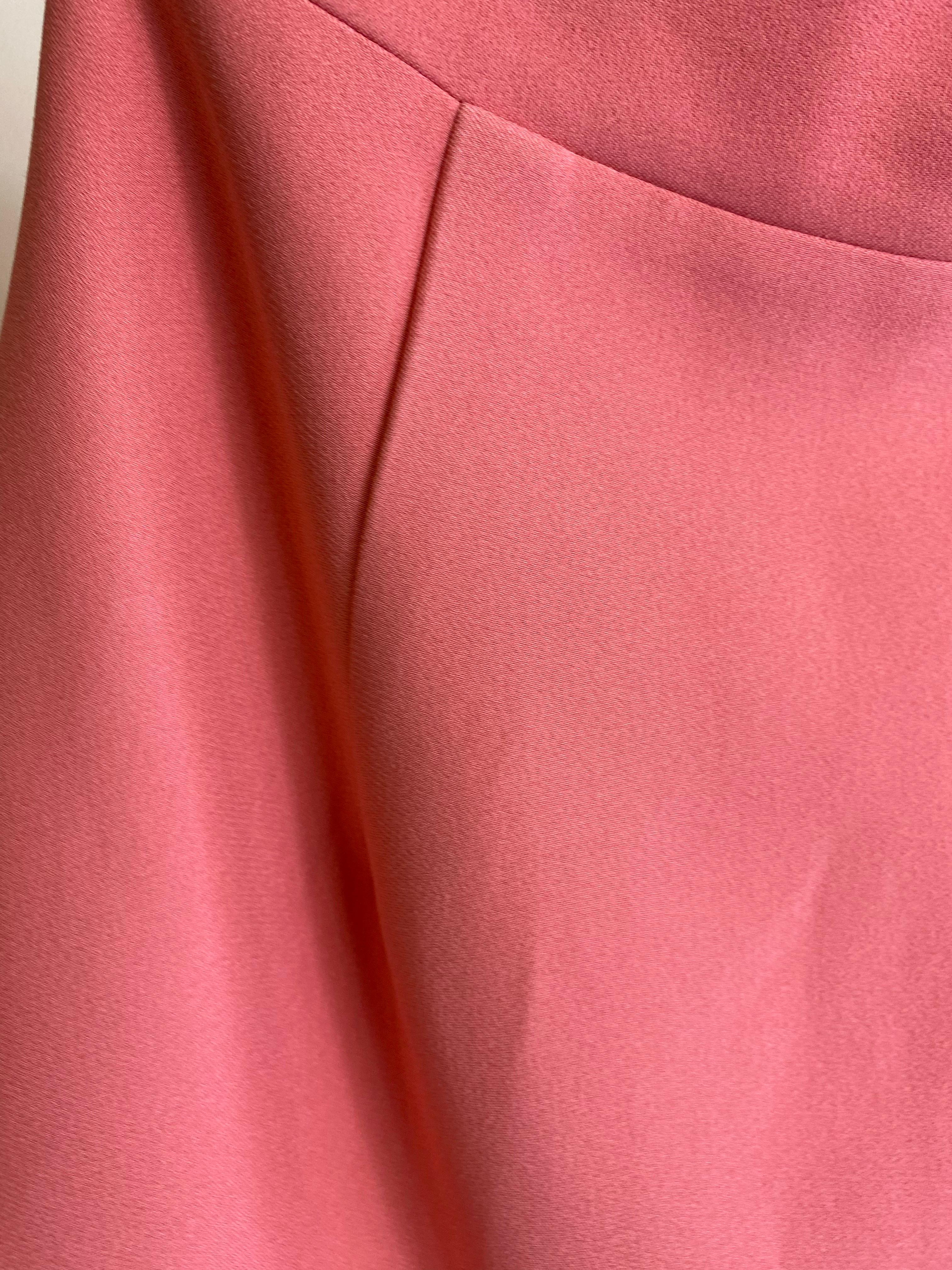 Minijupe rose Miu Miu avec boutons en forme de fleurs. en vente 1