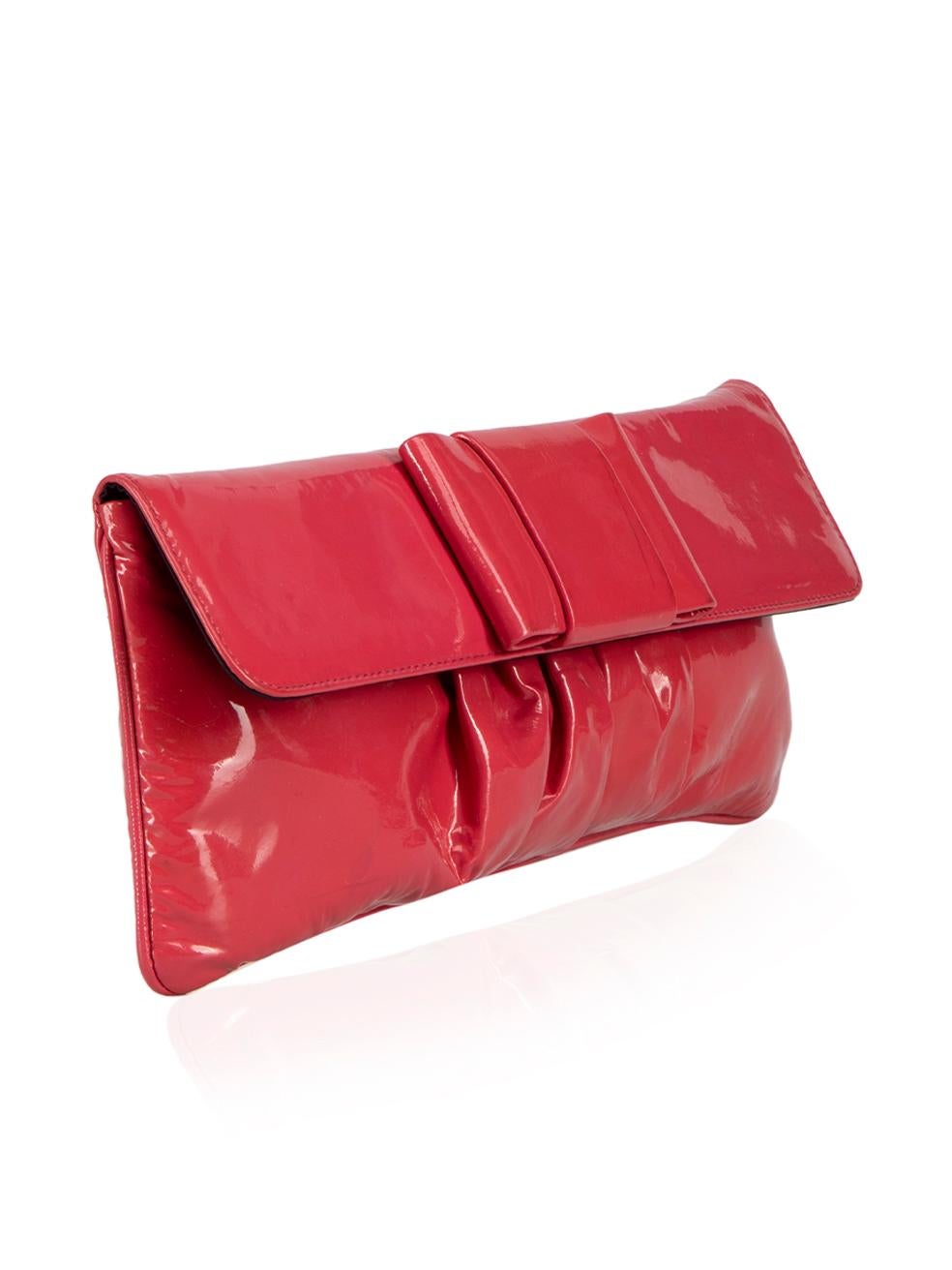 CONDITION is Good. General wear to bag is evident. Moderate signs of wear to exterior with a number of discoloured marks seen at the front and back of this used Miu Miu designer resale item.
 
Details
Pink
Patent leather
Medium long clutch
Bow