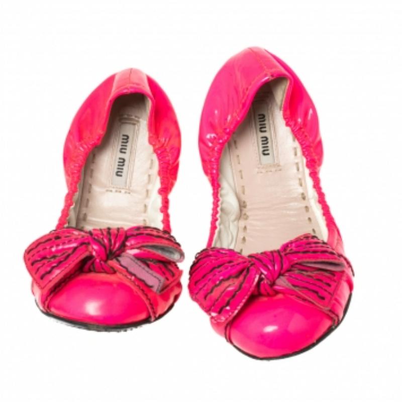 Chic, élégantes et confortables, ces ballerines Miu Miu ajouteront une touche d'éclat à votre tenue.  Confectionnées en cuir verni rose, elles sont ornées de cristaux et présentent une coupe froncée.