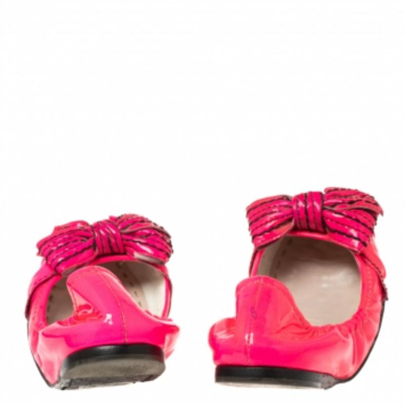 Miu Chaussures de ballet en cuir verni rose avec nœud papillon, taille 37 État moyen à Dubai, Al Qouz 2