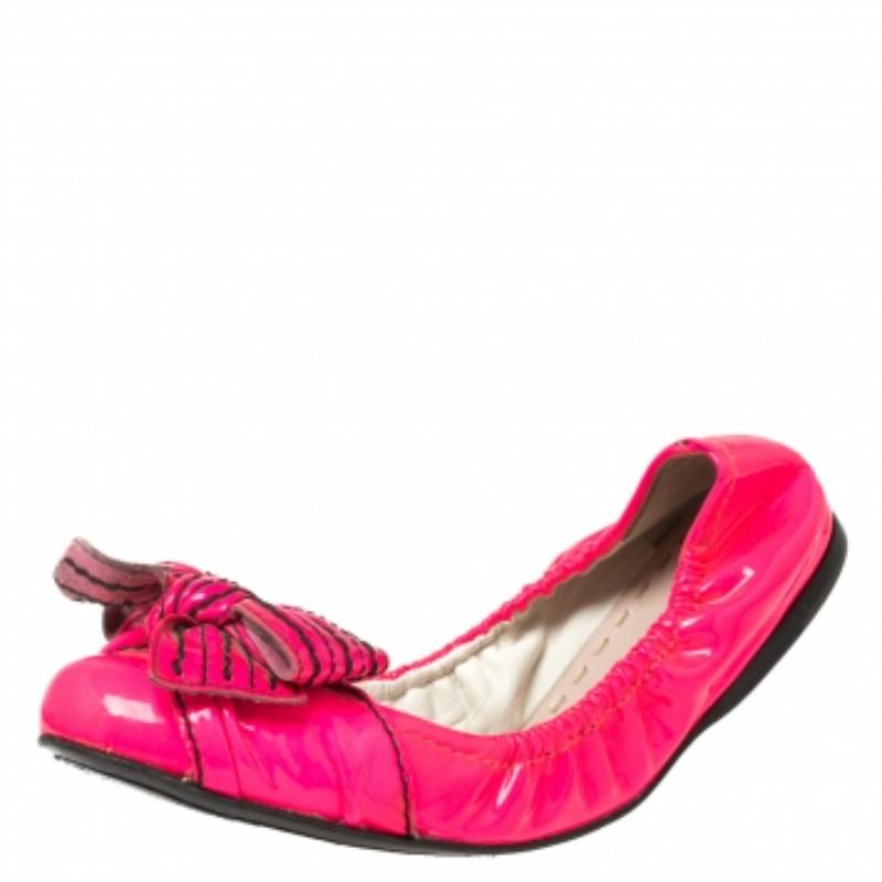 Miu Chaussures de ballet en cuir verni rose avec nœud papillon, taille 37 1