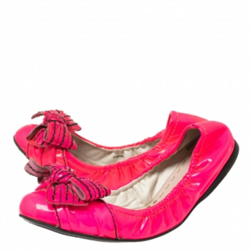 Miu Chaussures de ballet en cuir verni rose avec nœud papillon, taille 37 2