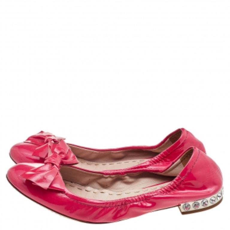 Estas bailarinas de Miu Miu son perfectas para combinar con todo, desde un vestido camisero hasta unos vaqueros pitillo. Fabricados en charol, tienen puntera redonda con detalle de lazo. Se completan con adornos de cristal en los talones.
