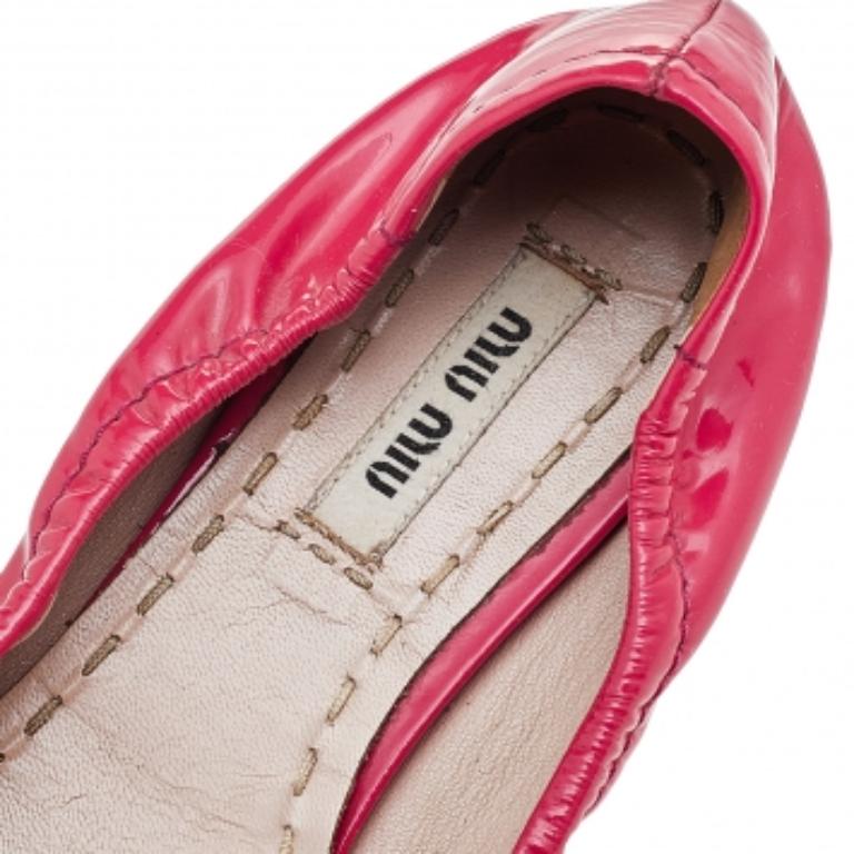 Miu Miu Bailarinas de charol rosa con lazo adornado con cristales talla 38 en Bastante bueno estado para la venta en Dubai, Al Qouz 2