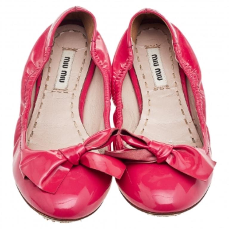 De las mujeres Miu Miu Bailarinas de charol rosa con lazo adornado con cristales talla 38 en venta