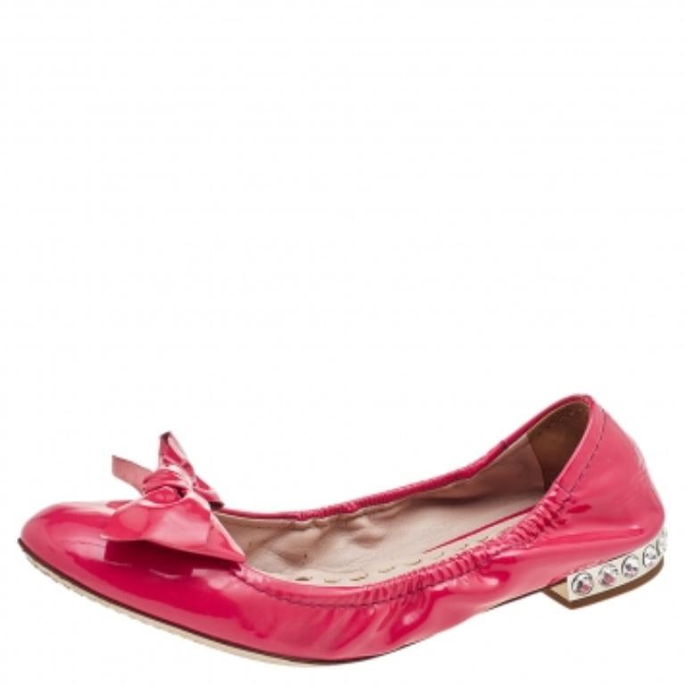 Miu Miu Bailarinas de charol rosa con lazo adornado con cristales talla 38 en venta 3