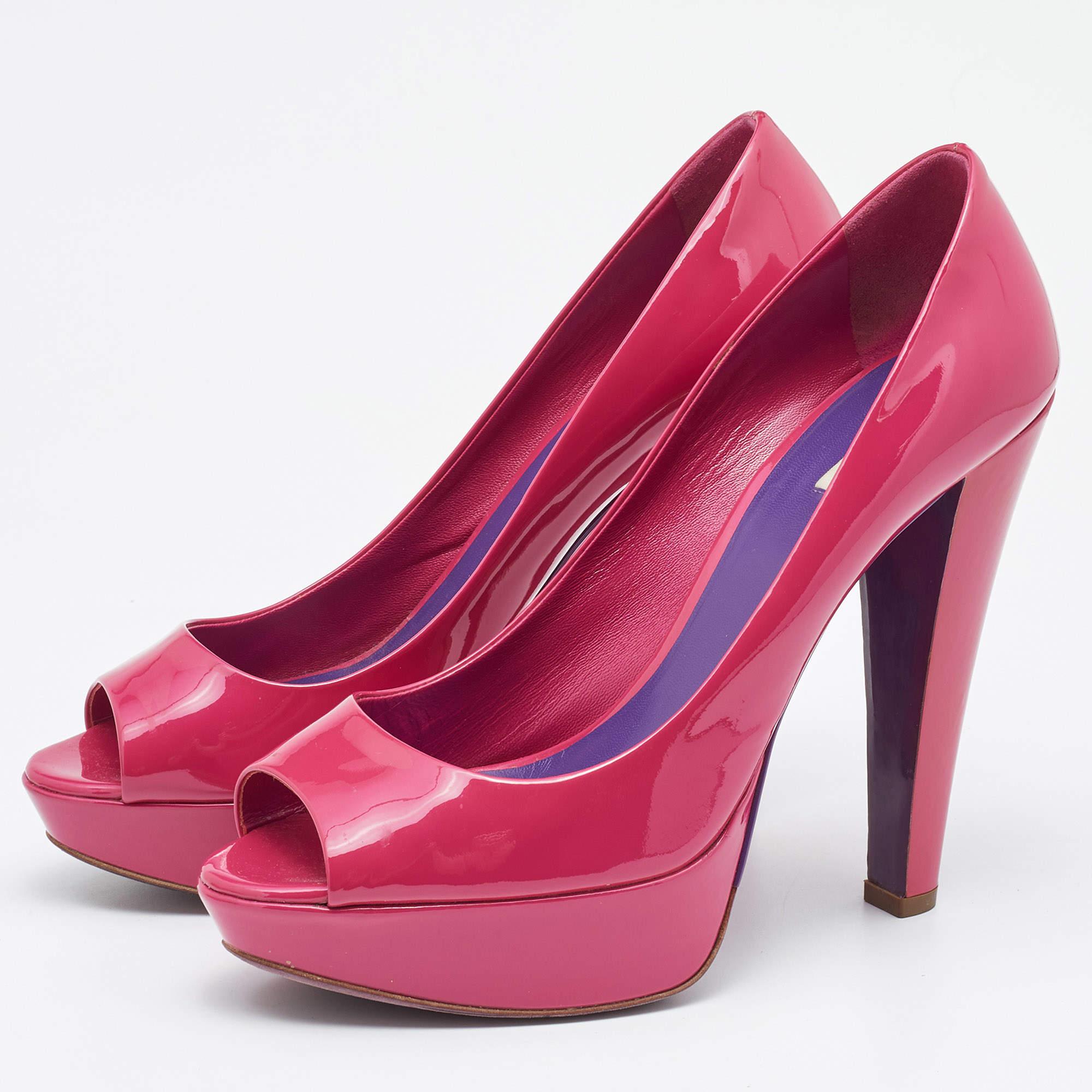 Faites preuve de chic avec ces escarpins de créateur. Ils présentent des talons robustes et des semelles durables  parfait pour vos sorties à la mode