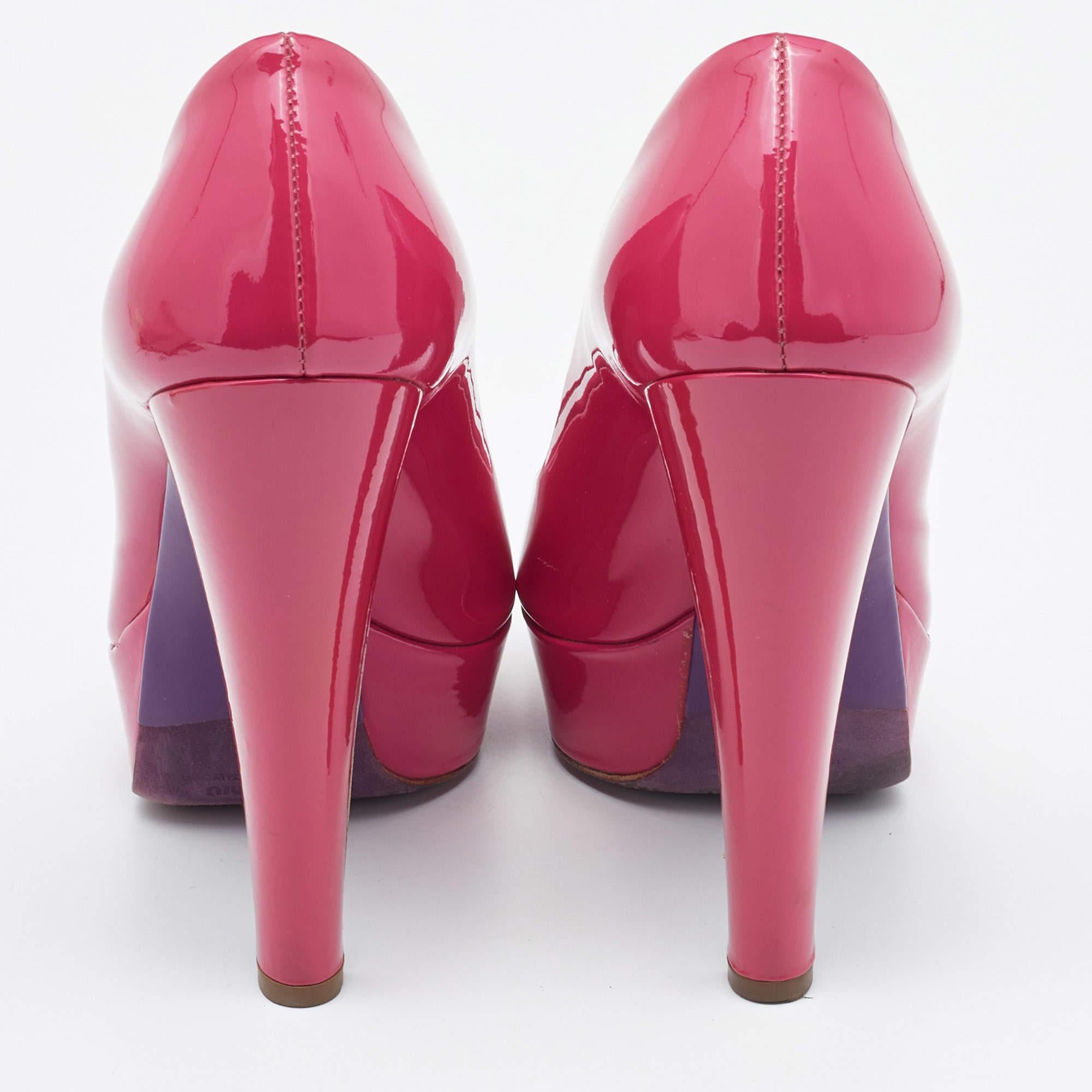 Escarpins à bout ouvert en cuir verni rose Miu Miu, taille 39,5 Pour femmes en vente