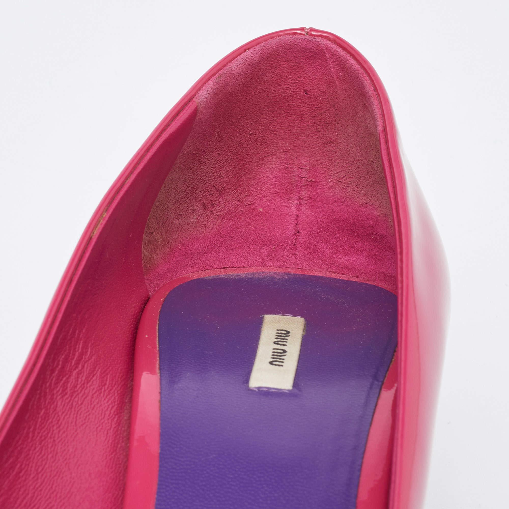 Escarpins à bout ouvert en cuir verni rose Miu Miu, taille 39,5 en vente 3