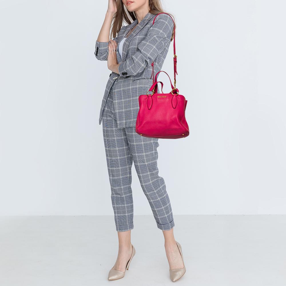 Una scelta intelligente per l'uso quotidiano o per le occasioni speciali, questa borsa rosa è versatile e resistente. Disegnata da Miu Miu, la cartella in pelle con ciottoli è dotata di finiture dorate, due manici superiori e un interno foderato in
