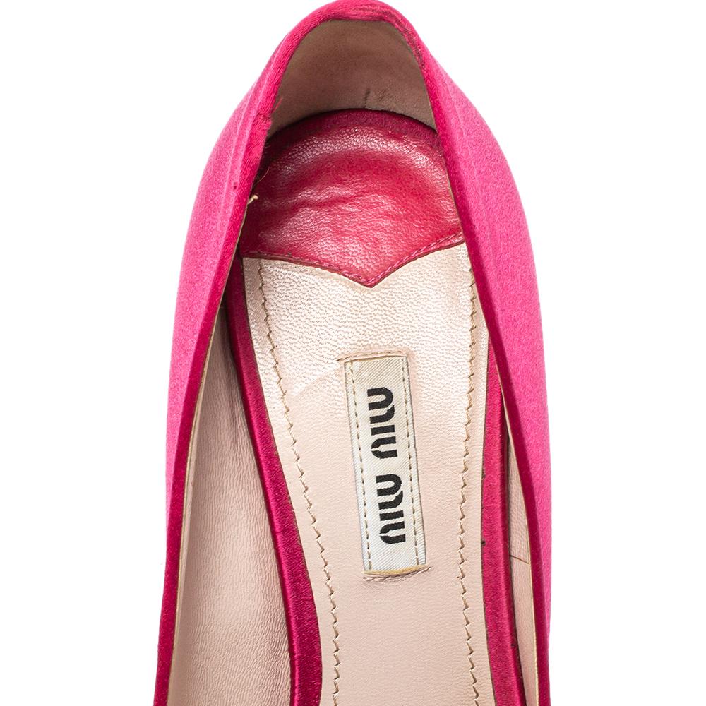 Miu Miu Miu Rosa Satin Kristall verschönerte Plateau-Pumps mit Absatz und Peep Toe Größe 38 im Zustand „Gut“ in Dubai, Al Qouz 2