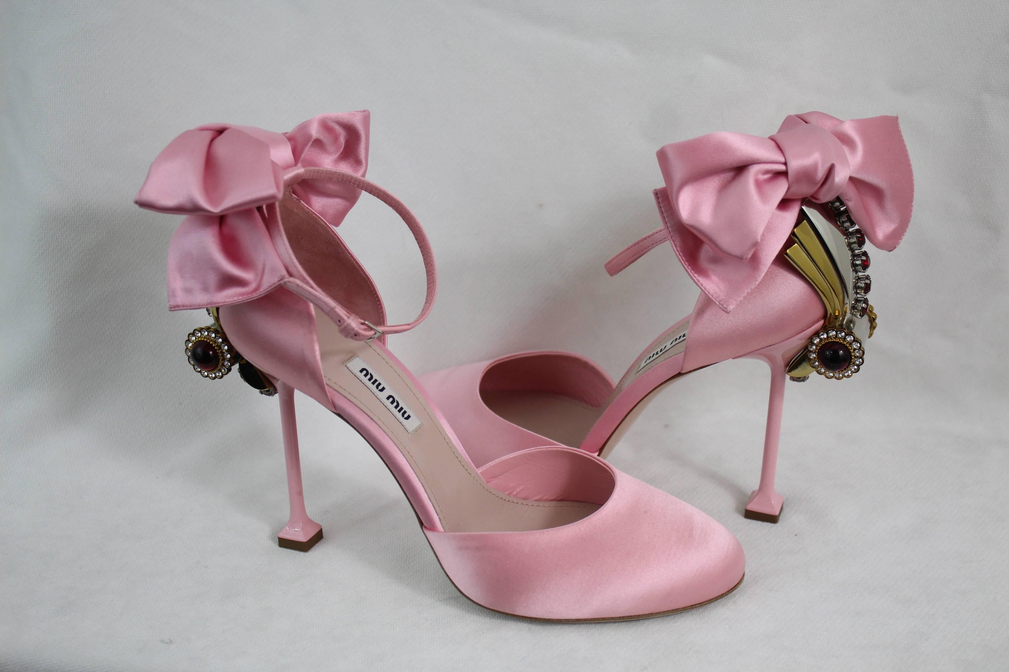 Sold out Miu miu pink satin pumps with impresive jewlery heel.

new never worn with box.

Size Fr 440