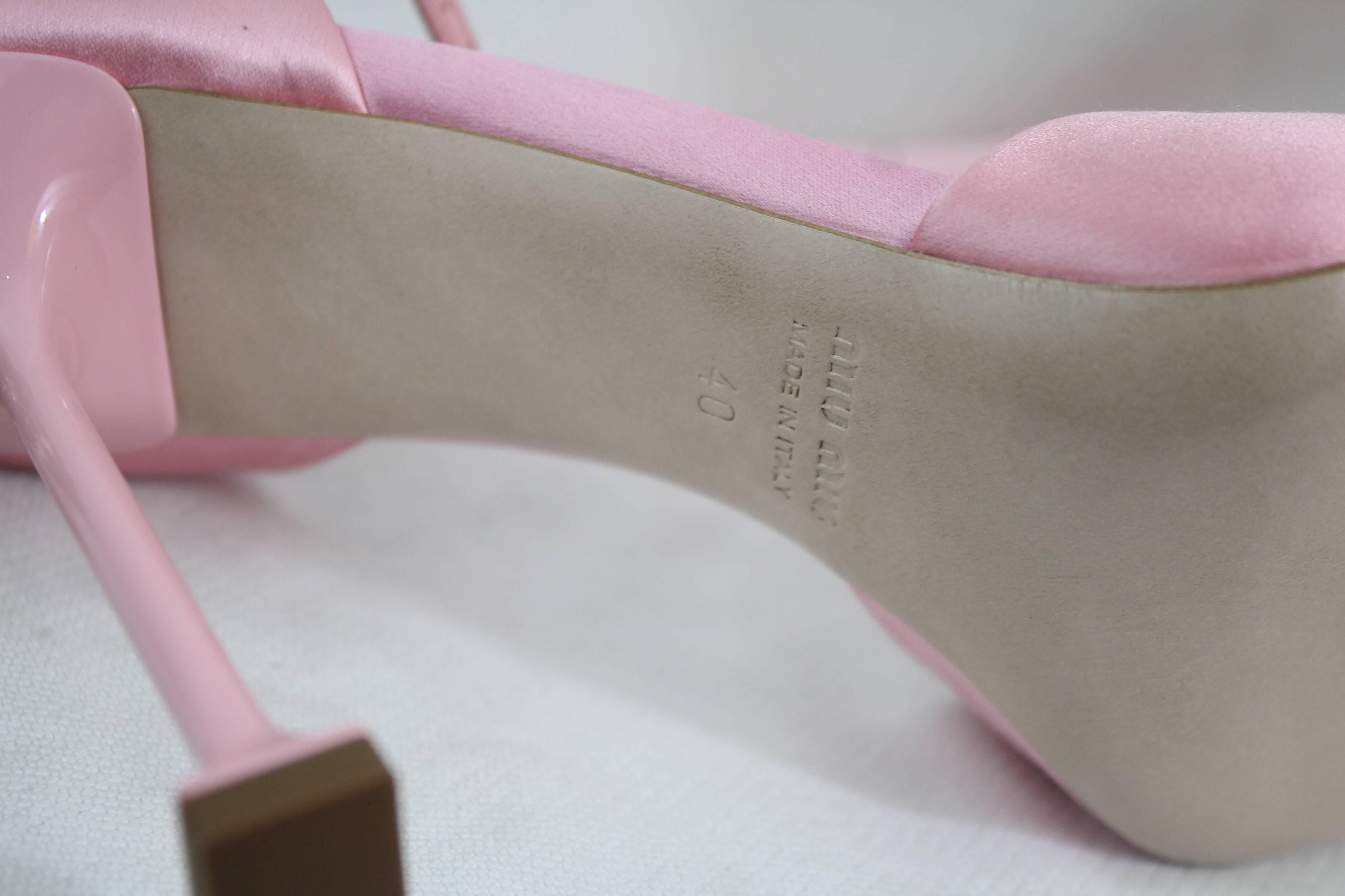 MIU MIU Pink Satin Pumps withRibbon and jewlery Heel. Size Fr 440 In New Condition In Paris, FR