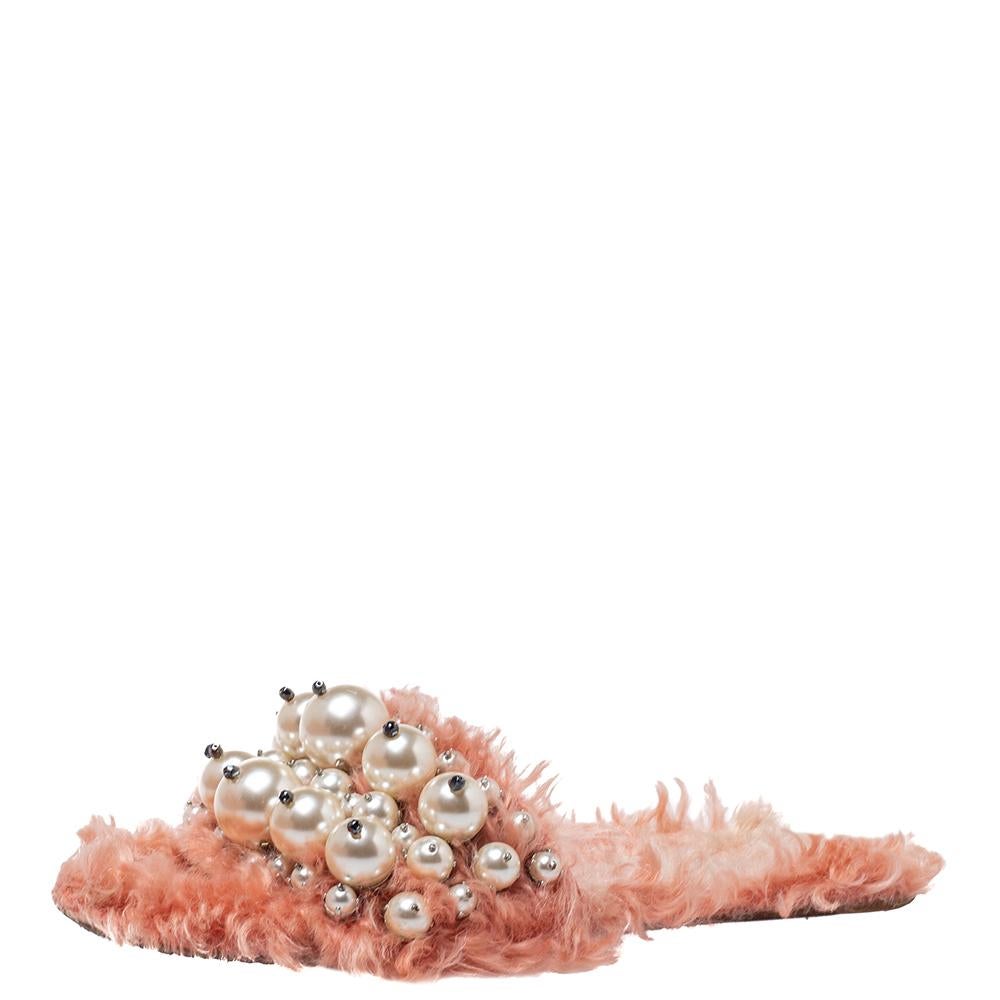 Fashionable, stylish, and comfortable at the same time, these flat sandals from Miu Miu deserve a special place in your wardrobe. The pink sandals are crafted from shearling and feature an open-toe silhouette. They flaunt exquisite pearls