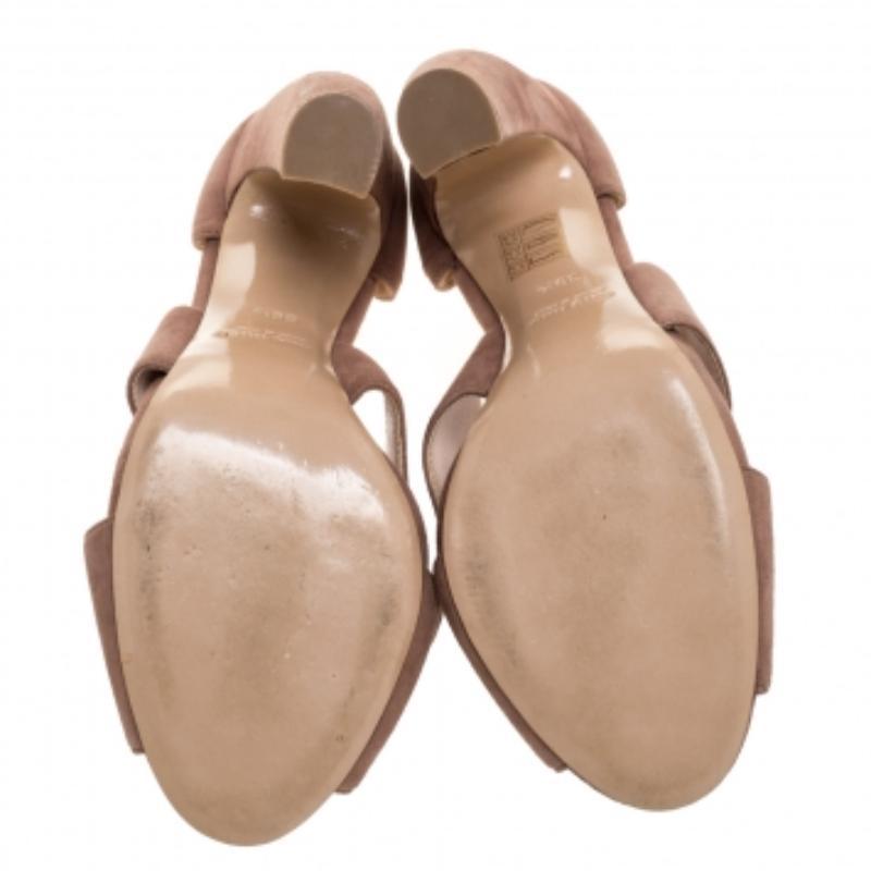 Confectionnées en daim rose, ces sandales Miu Miu présentent un design d'Orsay. Ils présentent des orteils ouverts, des détails de sangles croisées, des contreforts fermés et des talons de 11,5 cm. Ces magnifiques sandales sont conçues pour offrir à