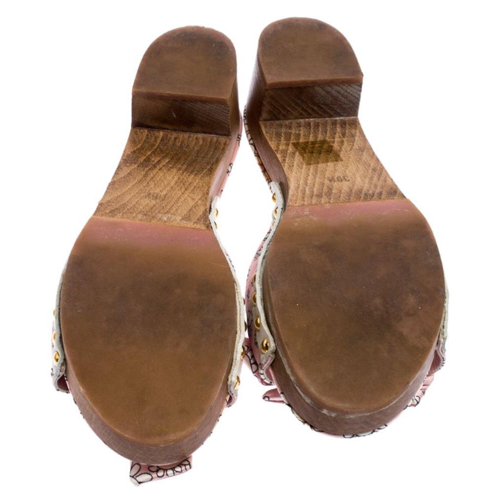 Miu Miu Pink/White Printed Satin Bow Wooden Platform Sandals Size 39.5 In Good Condition In Dubai, Al Qouz 2