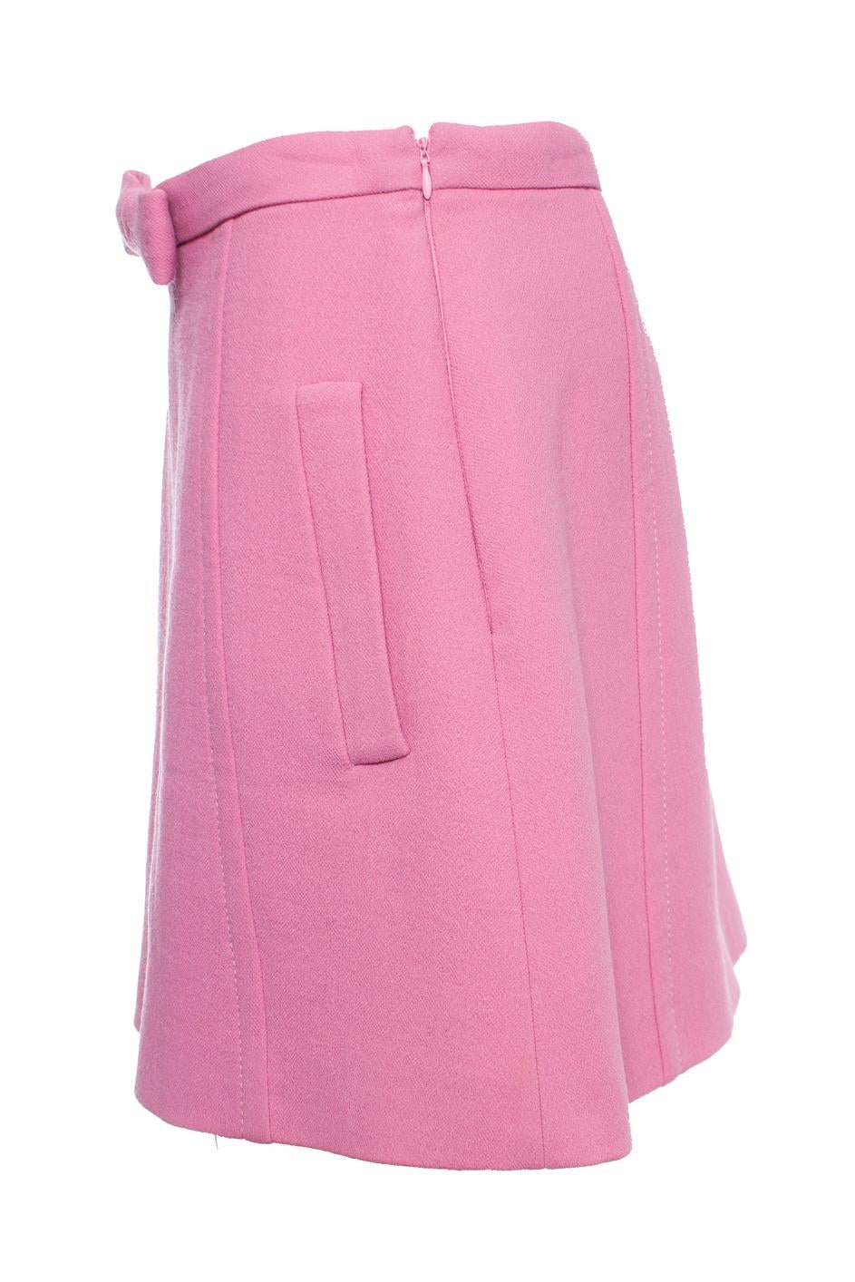 Miu Miu, Pink wool skirt with bow. The item has been used little and is in good condition.

• CONDITION: good condition

• SIZE: IT44 - M

• MEASUREMENTS: length 45 cm, hip 55 cm, waist 38 cm

• FABRIC: 100% virgin wool

• CARE: dry cleaning

•