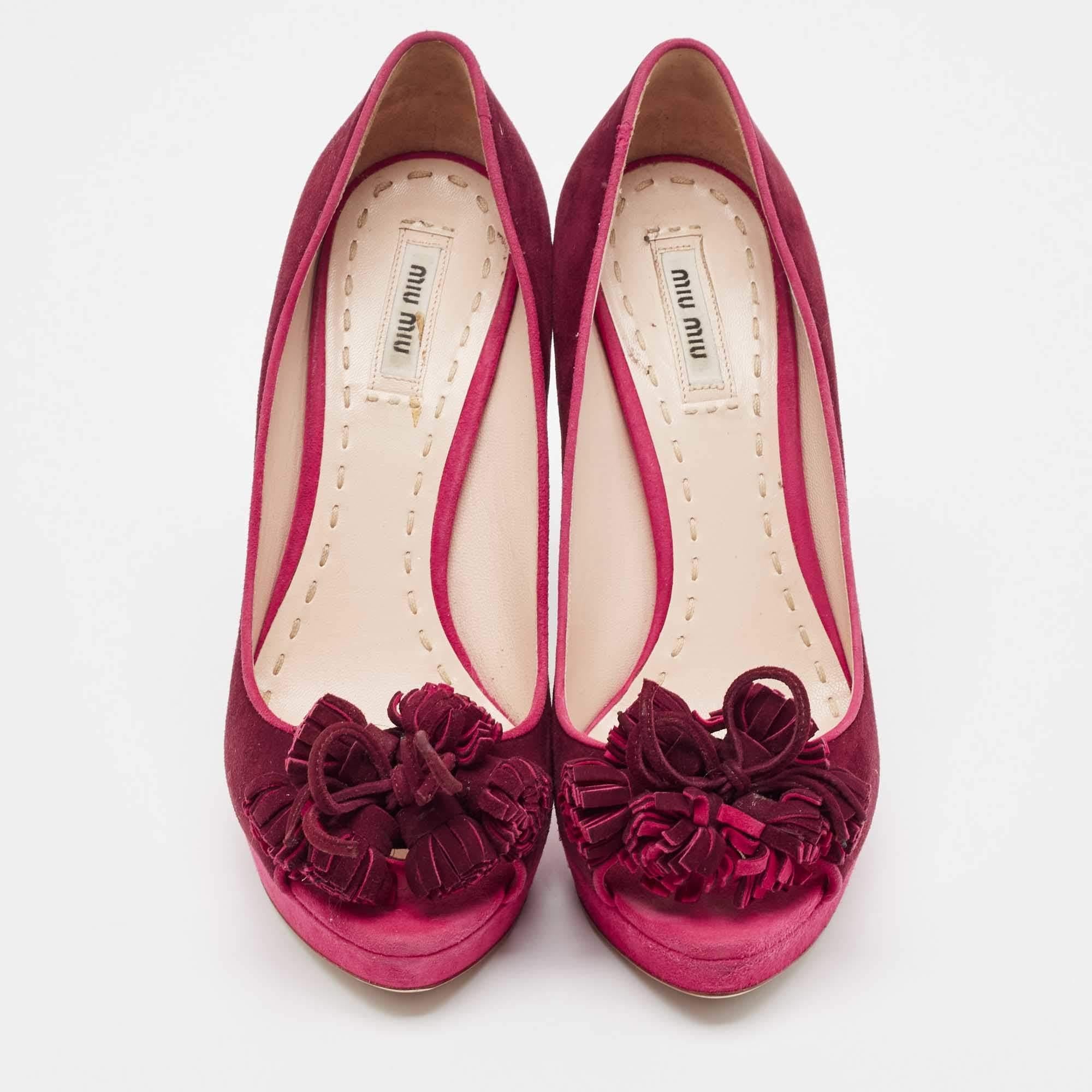 Marrone Miu Miu, in camoscio rosa/prugna, con dettaglio di nappe e piattaforma Peep Toe, misura 40,5 in vendita