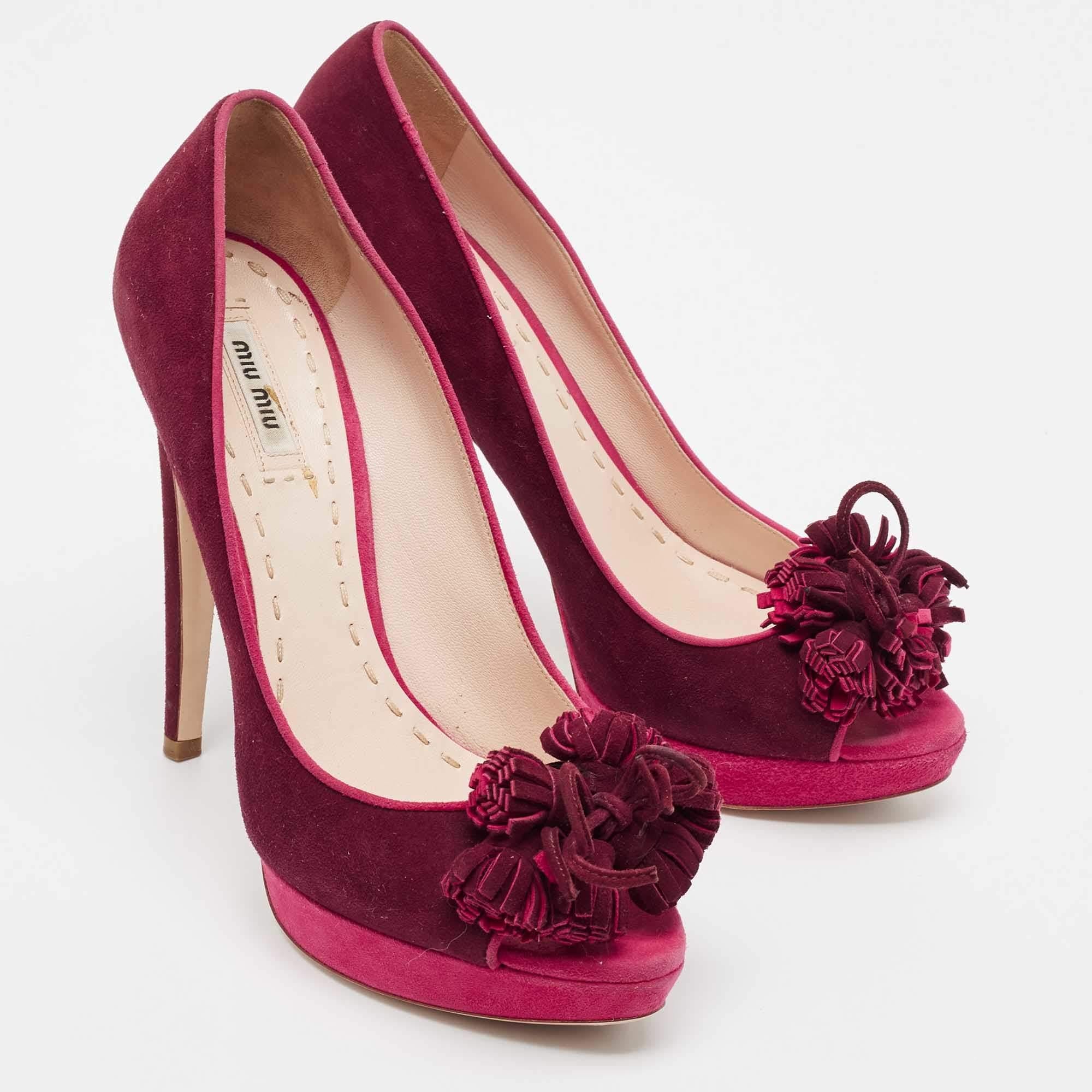 Miu Miu, in camoscio rosa/prugna, con dettaglio di nappe e piattaforma Peep Toe, misura 40,5 In condizioni buone in vendita a Dubai, Al Qouz 2