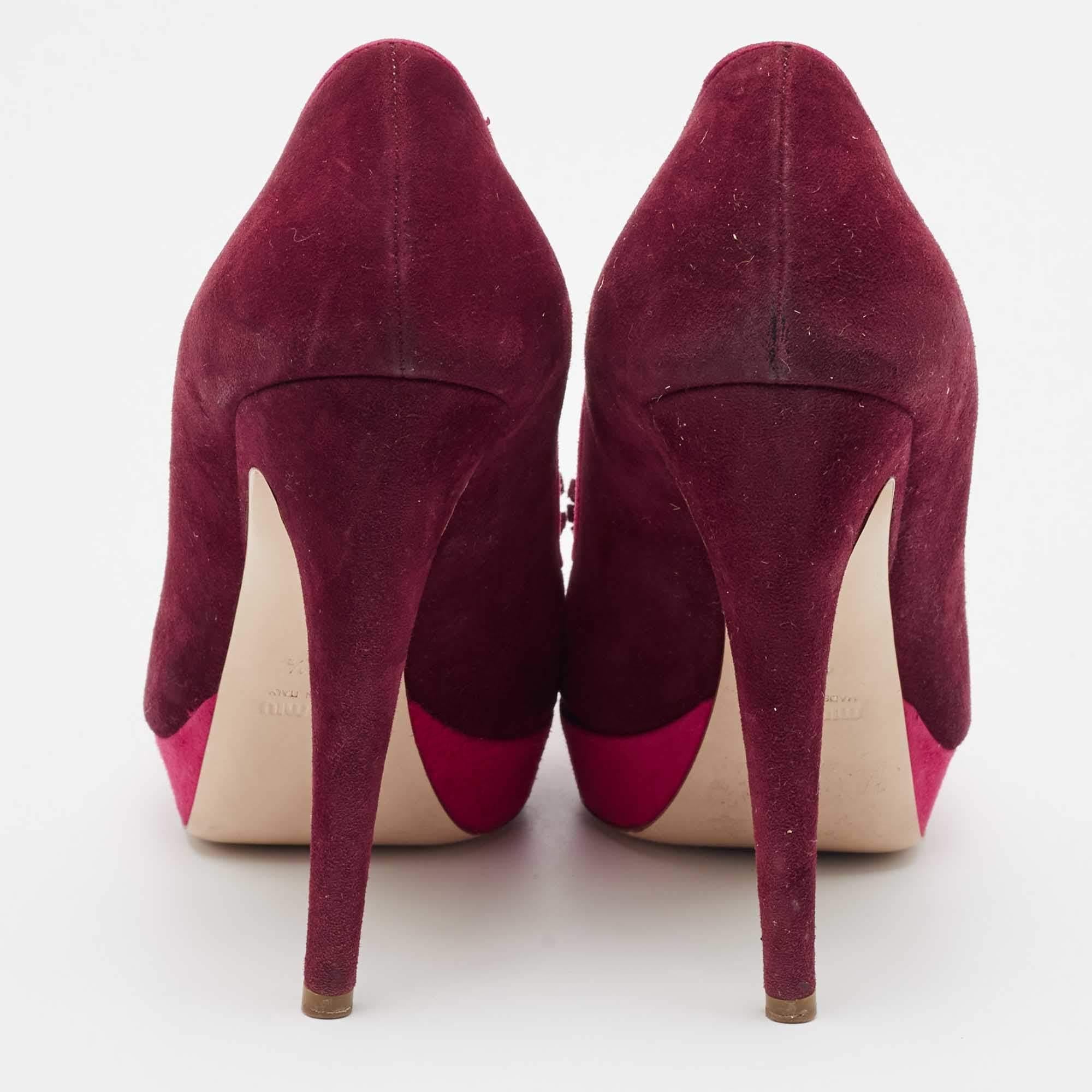 Donna Miu Miu, in camoscio rosa/prugna, con dettaglio di nappe e piattaforma Peep Toe, misura 40,5 in vendita
