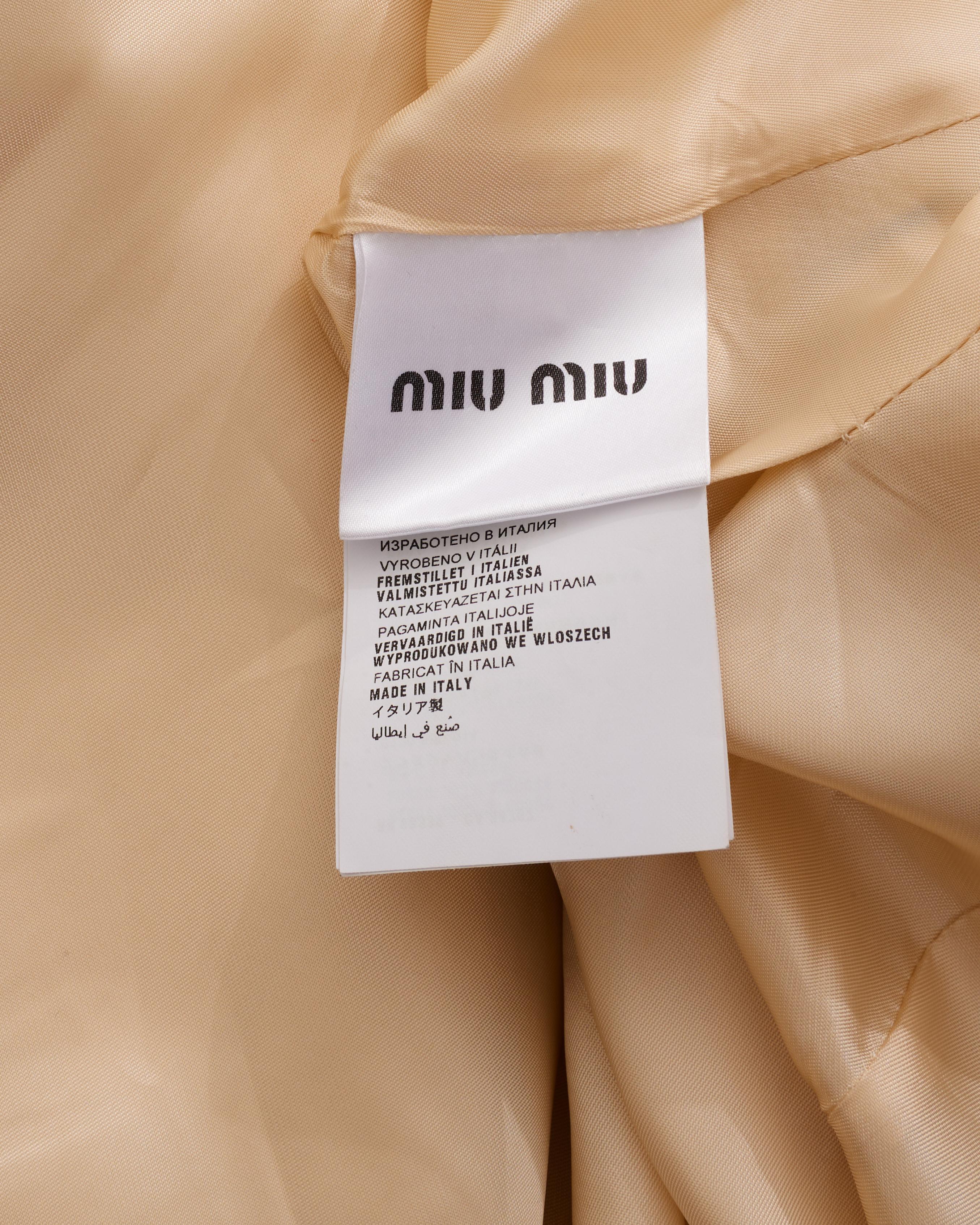 Miu Miu Pre-Fall 2016 Abrigo de doble botonadura a rayas negras y rojas en venta 7