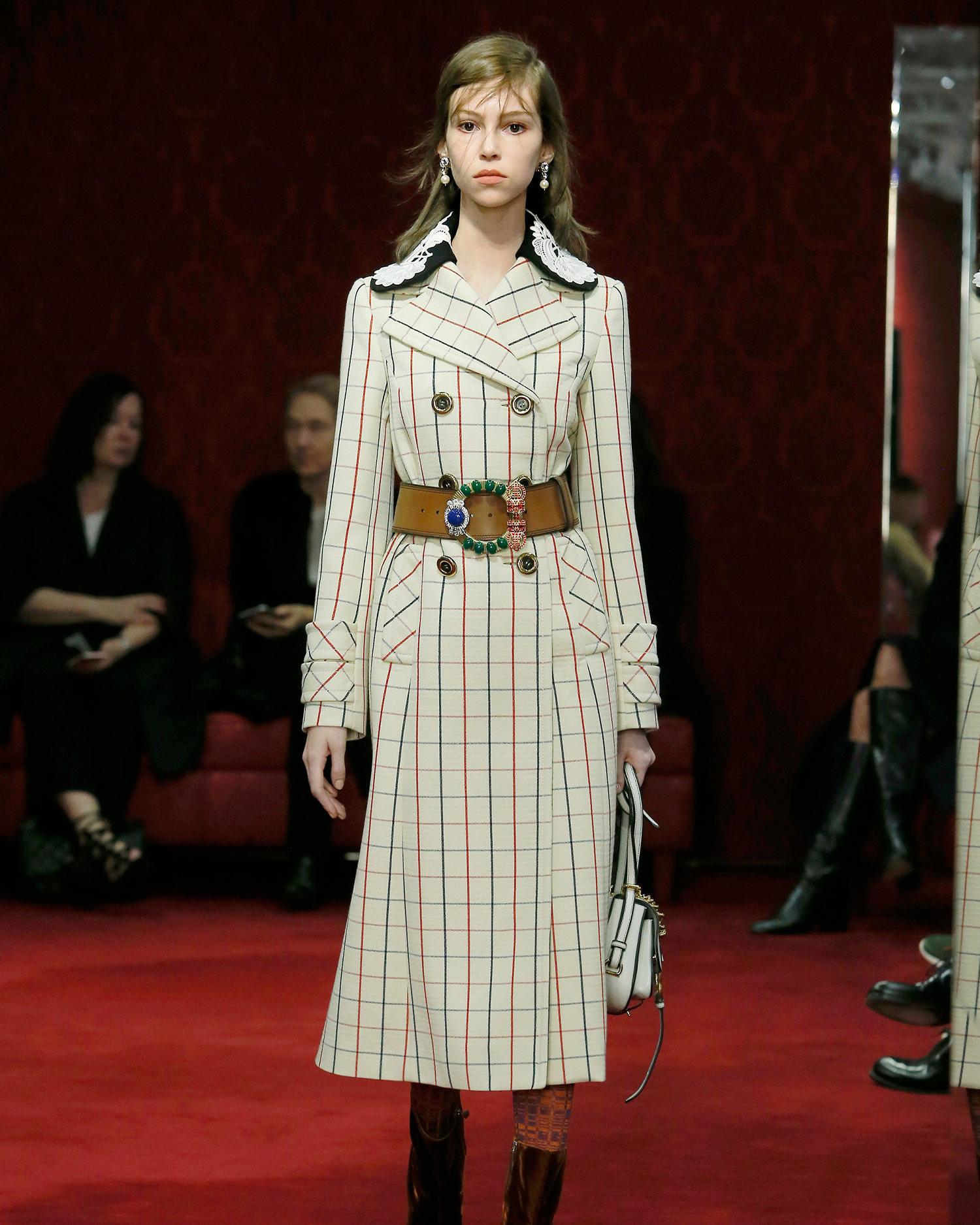- Diseñado por Miu Miu
- Vendido por Skof.Archive
- Colección Pre-Fall 2016
- Abrigo cruzado
- Base beige con rayas a cuadros negros y rojos
- Detalle de cuello de encaje sobre una base negra en contraste
- Botones dorados con detalles centrales