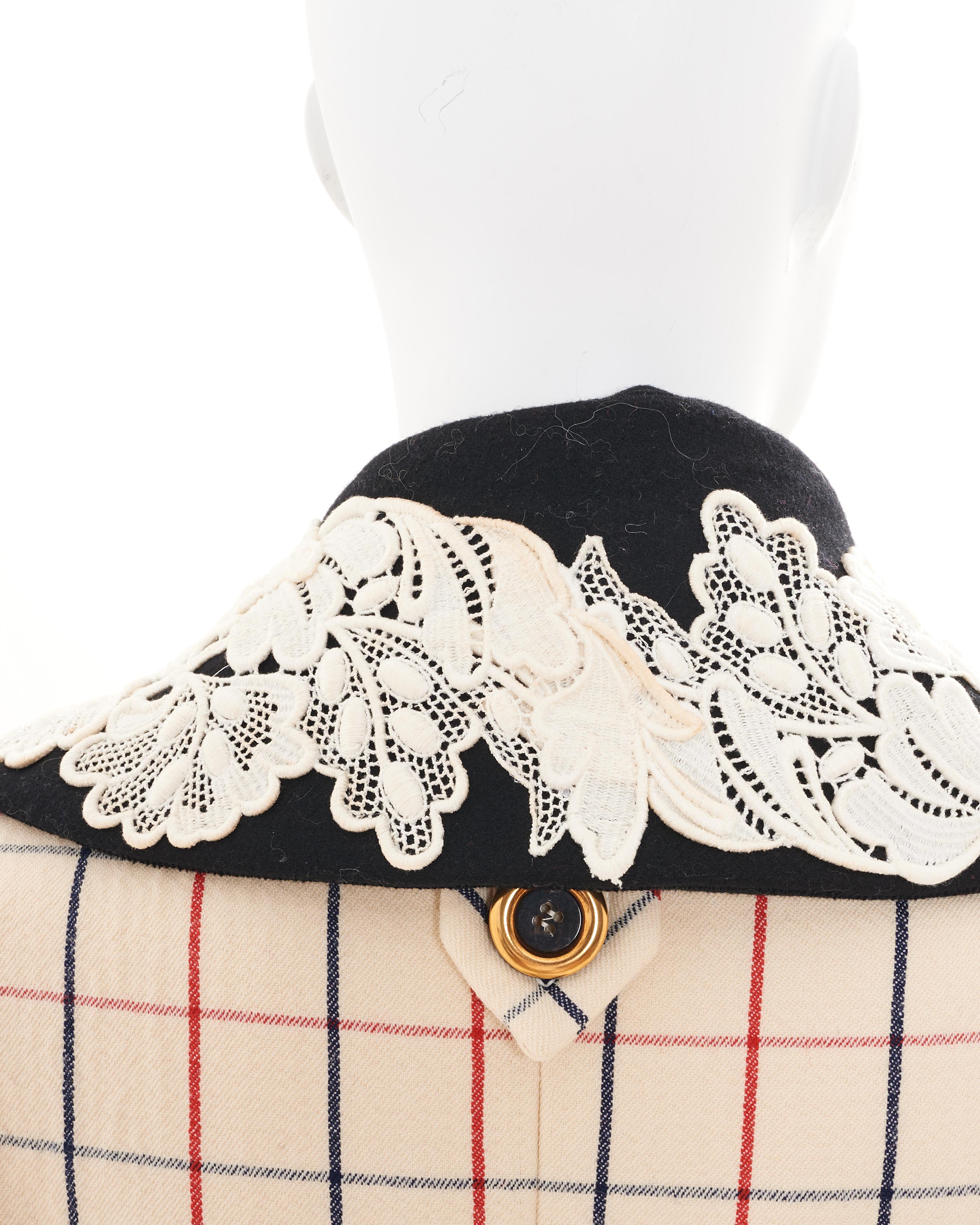Miu Miu Pre-Fall 2016 Abrigo de doble botonadura a rayas negras y rojas en venta 2